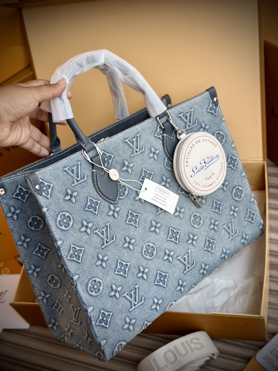 LV Onthego Denim Vintage Tote Bag กระเป๋าทรงโท้ทเดนิมสไตล์วินเทจ รุ่นใหม่ปั้มลายโมโนแกรมบนเดนิมสุดไอคอนิก ที่ใครเห็นต้องเป็นคลั่งรัก ผู้ดี หรูหราได้ทุกลุค ทุกสไตล์