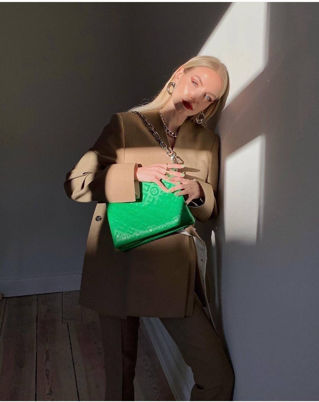 LV HANDLE POUCH MONOGRAM / LV Coussin กระเป๋าสะพายกึ่งคลัชท์ สุดล้ำ มาแรงมาก ด้วยความสวยปังตั้งแต่แรกเห็น วัสดุหนังแกะปั๊มลายสวยคม มาพร้อมสาย 2 เส้น เลิศๆ มีสายโซ่ที่มีดีเทลละเอียดไม่ซ้ำ และสายสปอร์ตครอสบอดี้ ที่จะคล้องไว้ทั้งสองเส้นก็ดีงาม หรือสลับใช้ตาม