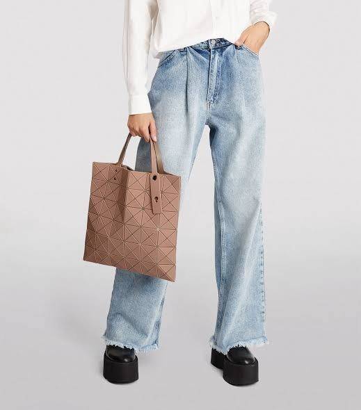 BAO BAO ISSEY MIYAKE LUCENT ONE-TONE กระเป๋าสะพายไหล่ ทรงโท้ท ใบใหญ่สวยมาก ปรับได้หลายทรงตามเอกลักษณ์เฉพาะของแบรนด์นี้ วัสดุ 100% POLYESTER PARTLY: SYMYHETIC LEATHER ด้านในใส่ของได้เยอะมาก ใส่ไอแพด สมุดโน้ตได้สบายเลย วัยทำงานหรือวัยนักศึกษา อย่างน้อยต้องม