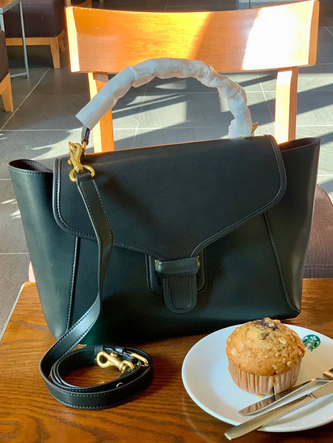 COACH COURIER CARRYALL 23 IN COLORBLOCK SIGNATURE CANVAS พร้อมส่ง 7 แบบ พร้อมส่ง ลุคดูไฮสุดๆค่ะ! กระเป๋าสะพายหนังหรูหราและคลาสสิค หนังแท้ชั้นดีที่สุด น้ำหนักเบา หนังสวยมากก สัมผัสแล้วหลงรักแน่นอนจ้าา😘