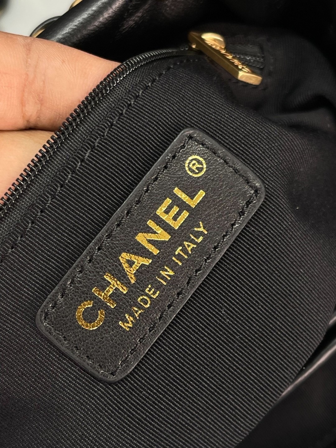 Chanel Black Lambskin Quilted Small Shopping Shoulder Bag / CHANEL SMALL TOTE SHOPPING BAG กระเป๋าสะพายคลาสสิก ดีไซส์เรียบสุดหรู จุของได้เยอะ เกรดวีไอพี 1:1 เกรดดีสุด ผ่านทุก ตม ใช้งานต่างประเทศได้