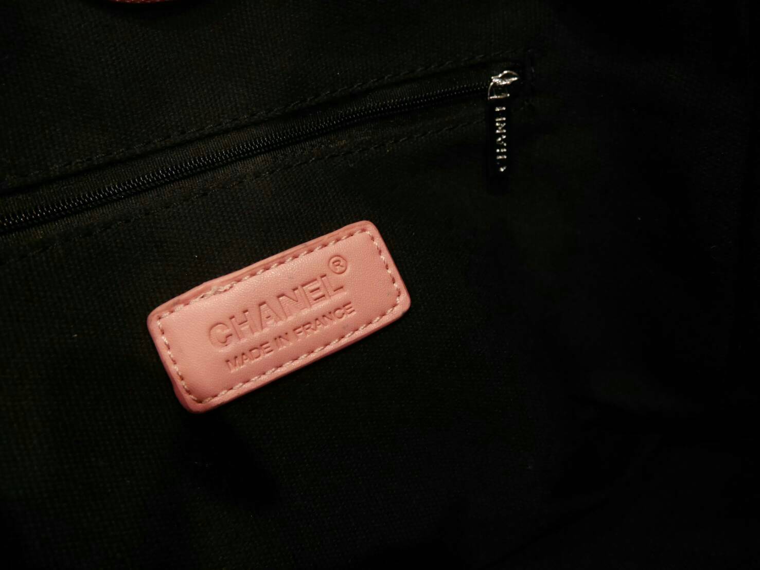 ถามกันมาเยอะมาก จัดมาให้สาวๆละค้า กับ Chanel Canvas tote bag ในรุปแบบของงาน premium gift จากแบรนด์ Chanel กระเป๋าสะพายเนื้อ canvas หนา มีซับในอย่างดี ด้านหน้าปักโลโก้แบรนด์สุดหรู หูหิ้วมี 2 แบบน้า คือ แบบสายหนัง และสายโซ่ (สามารถถอดออกได้คะ) จุของได้เยอะม