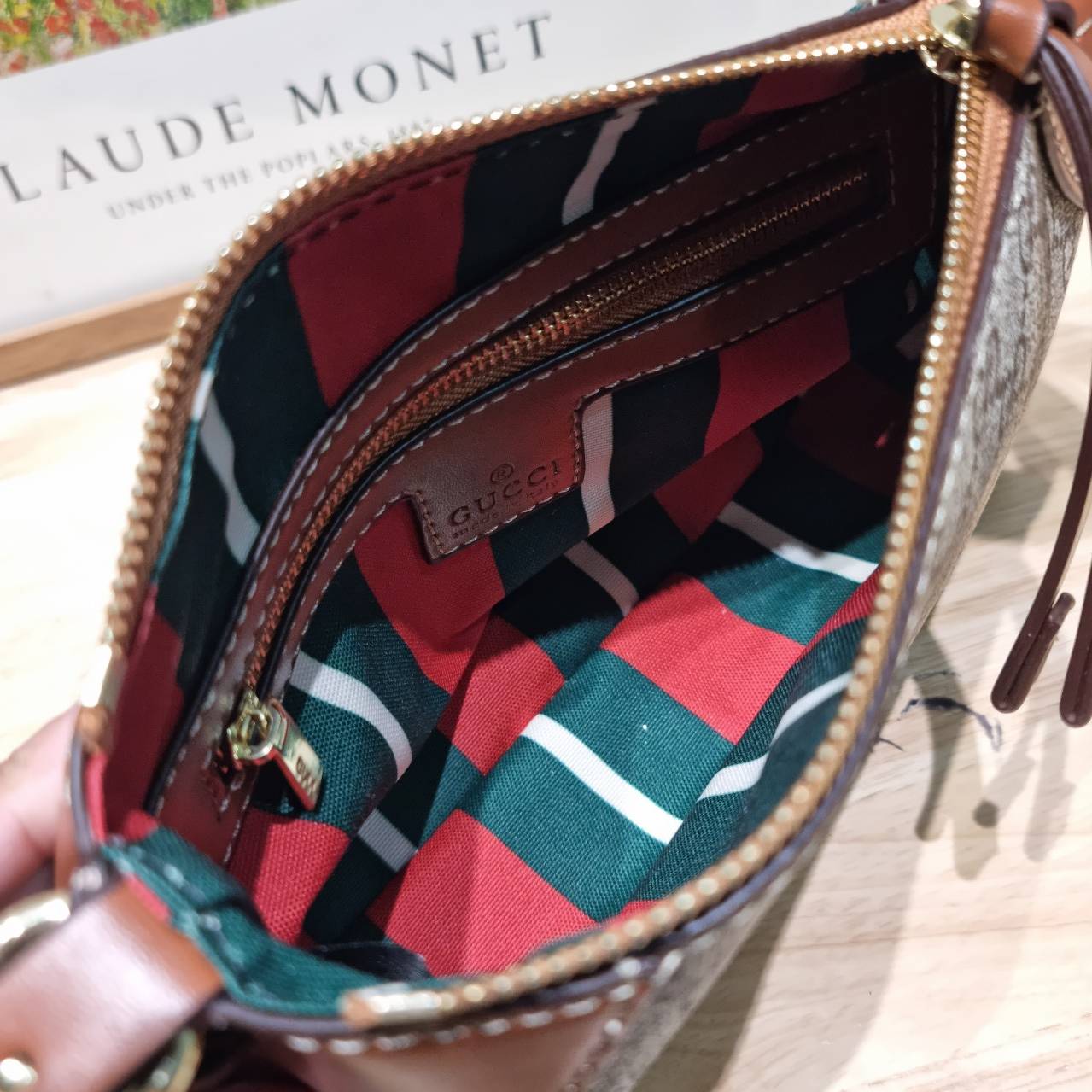 GUCCI GG emblem small shoulder bag กระเป๋าสะพายทรงพอช ขนาดน่ารักมากๆ ทรงสวยคลาสสิค เทรนด์กระเป๋าปุ๊กปิ๊กมาแรงมาก