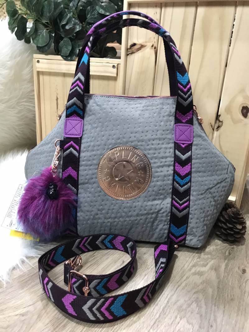 BEST SELLER! NEW! KIPLING ART TOTE BAG กระเป๋าถือหรือสะพายรุ่นใหม่ Special Limited Edition วัสดุ Nylon+Polyester 100% น้ำหนักเบาโดดเด่นที่สามารถรูดซิปมุมกระเป๋าเปลี่ยนทรงได้ไม่จำเจ มีหูหิ้วสะพายไหล่เเละสายยาว crossbody เลื่อนปรับระดับได้ มือจับหูหิ้วเป็นห