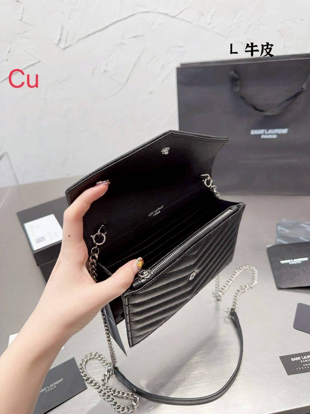 YSL Envelope Woc Bag กระเป๋าสะพายรุ่นในตำนาน ดีไซน์เรียบหรู โดดเด่นด้วยโลโก้ด้านหน้า เพิ่มดีเทลความผู้ดี