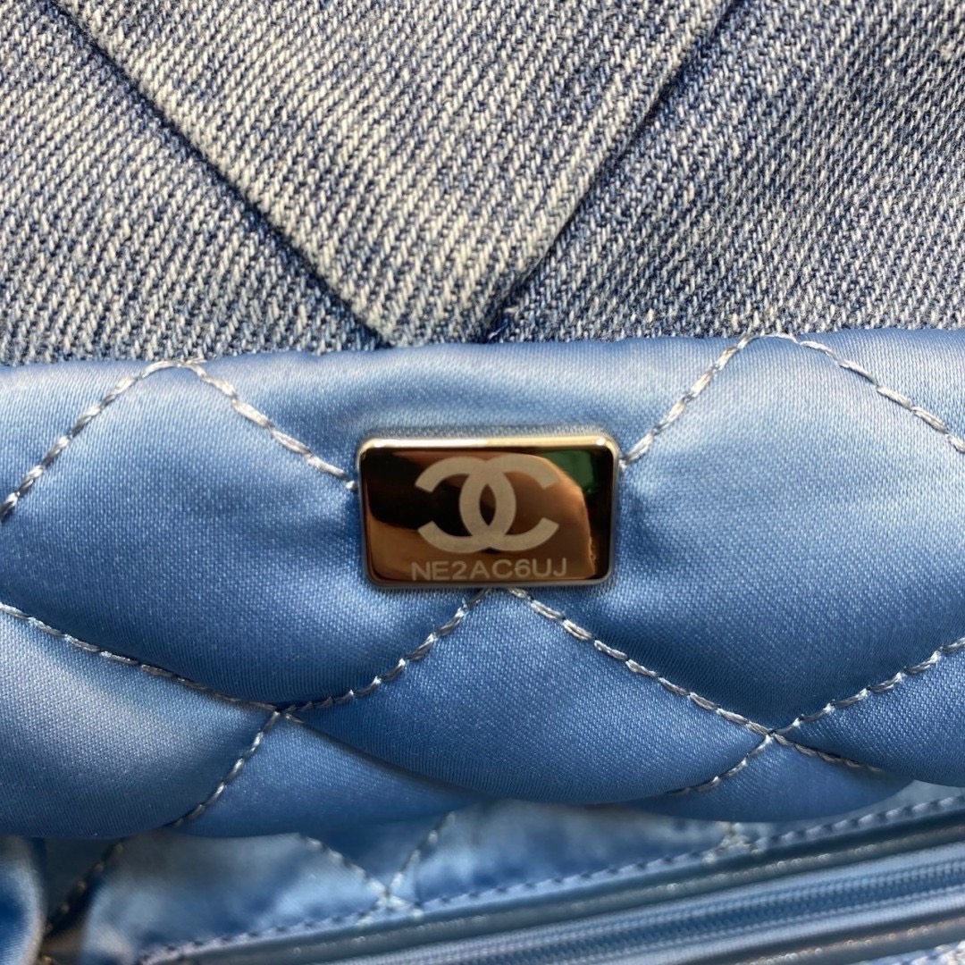 35cm Chanel 22 Denim Bag / Chanel Tote Bag กระเป๋าสะพายทรงโท้ทเดนิม ยีนส์ เท่ๆ คูลๆ งานเดนิมฟอกดีเทลความสวยมาก เป็นทรงโท้ทที่ได้รับการตอบรับดีมาก เกินต้านที่สุดกับไอเท็มนี้