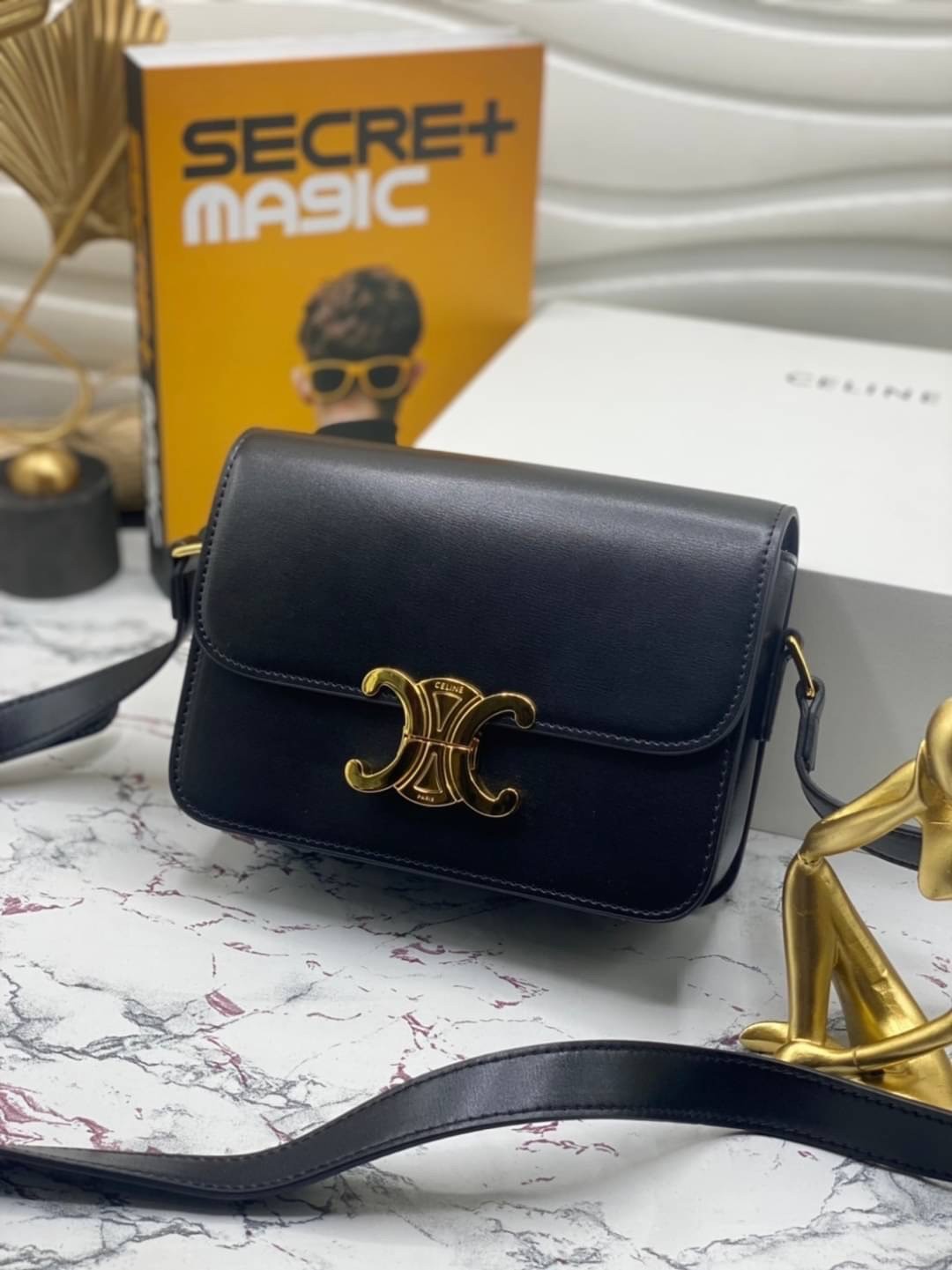 CELINE TRIOMPHE CROSSBODY BAG / CELINE TEEN ดีไซน์ยอดนิยมสไตล์ LISA ทรงสี่เหลี่ยมหนังสวยหรูอยู่ทรงเปิดปิดด้วยฝาปิดโลโก้แบรนด์อะไหล่ทอง ภายในมีช่องหลัก ช่องย่อย และช่องซิป สามารถใส่มือถือของใช้จุกจิกได้เยอะ มาพร้อมสายสะพายหนังยาวปรับระดับได้ จะสะพายไหล่ CR