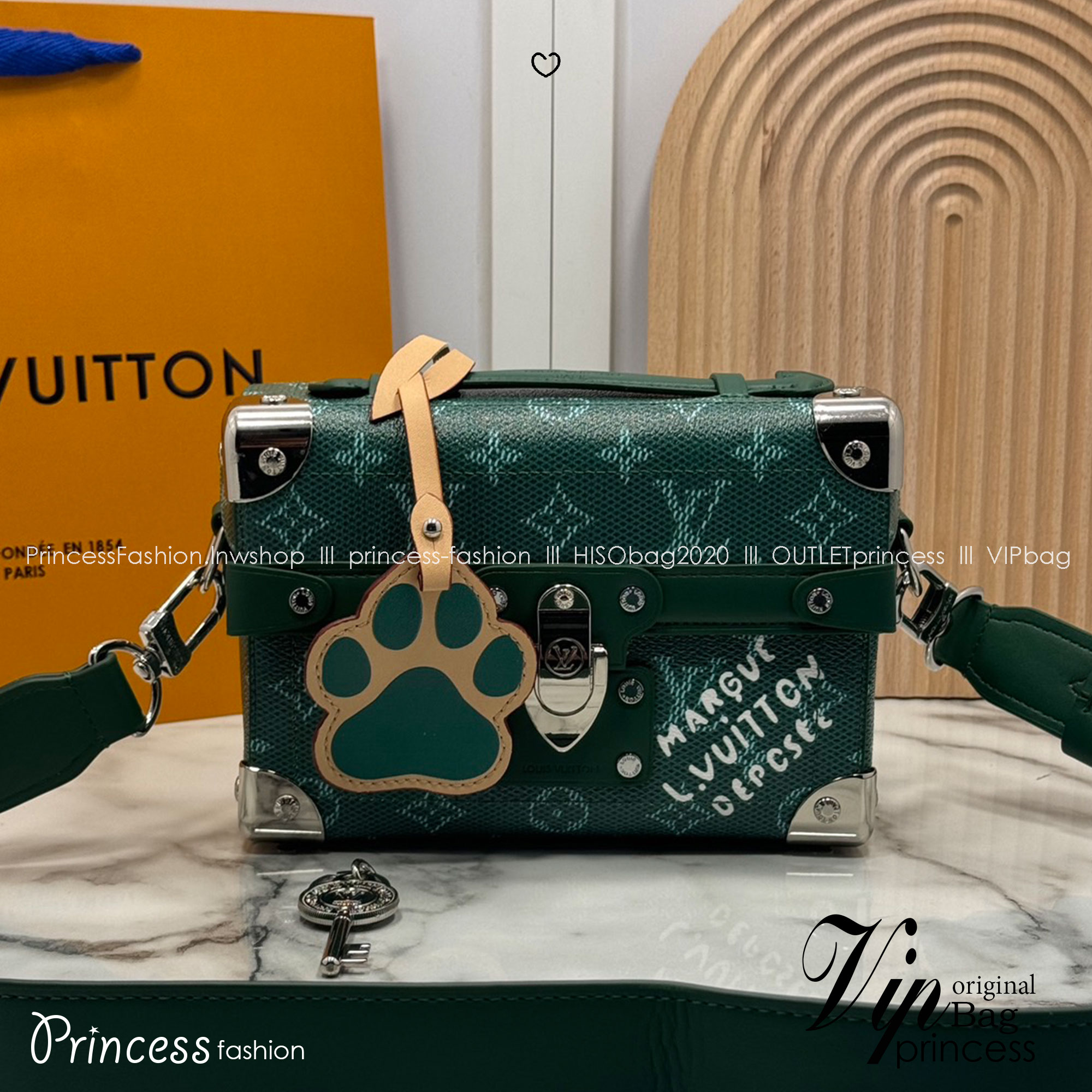 LV Soul Trunk Monogram Heritage Canvas Bag กระเป๋าสะพายทรงกล่องสีเขียวสดใส รุ่นใหม่สุดไอคอนิก มาพร้อมชาร์มห้อยรูปอุ้งเท้าน้องหมาน่ารักโดดเด่นน่ารักมากๆ สะพายข้างชิคๆ พร้อมตอบรับได้ทุกลุค ทุกสไตล์ไปเลยจ้า