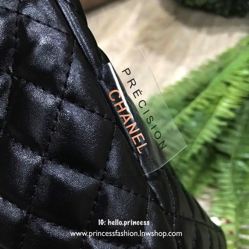 Chanel GWP Tote Bag With Chain New arrival! กระเป๋าสะพายทรง Tote VIP Gift With Purchase รุ่น Limited Edition VIP gift ของแท้จาก Chanel Perfume Counter วัสดุหนังเรียบลายตาราง ขนาดกำลังดี น้ำหนักเบา ด้านหน้ามีโลโก้ เปิดปิดด้วยกระดุมแม่เหล็ก ภายในมีโลโก้ และ