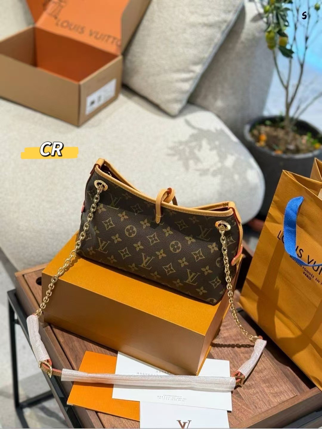 LV CarryAll BB bag Monogram Canvas กระเป๋าสะพายแครี่ออล ไซส์ใหม่ ดีไซส์ใหม่สุดไอคอนิกปรับโฉมใหม่ประจำฤดูกาลในดีไซน์สุดชิค ตกแต่งสายโซ่สีทองงดงามด้วย Monogram Flower