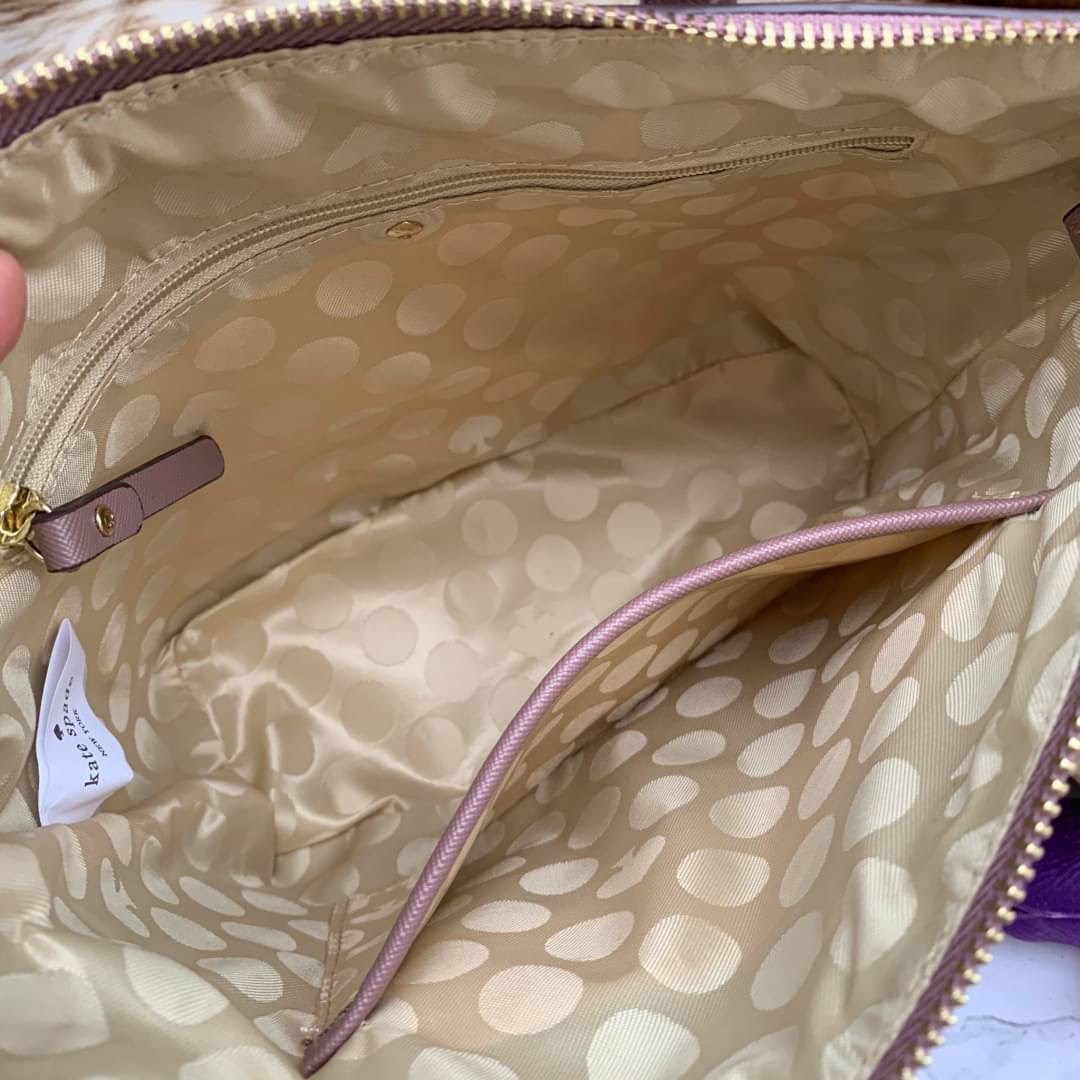 ของแท้ 💯% Kate Spade New York Cross Body Bag กระเป๋าถือหรือสะพาย หนัง Saffiano ภายในมีช่องซิปและช่องเล็ก มีหมุดรองฐานกันรอย 4 มุม อะไหล่ทองทั้งใบ ขนาดกำลังดี ใส่กระเป๋าสตางค์ยาวได้ค่ะ