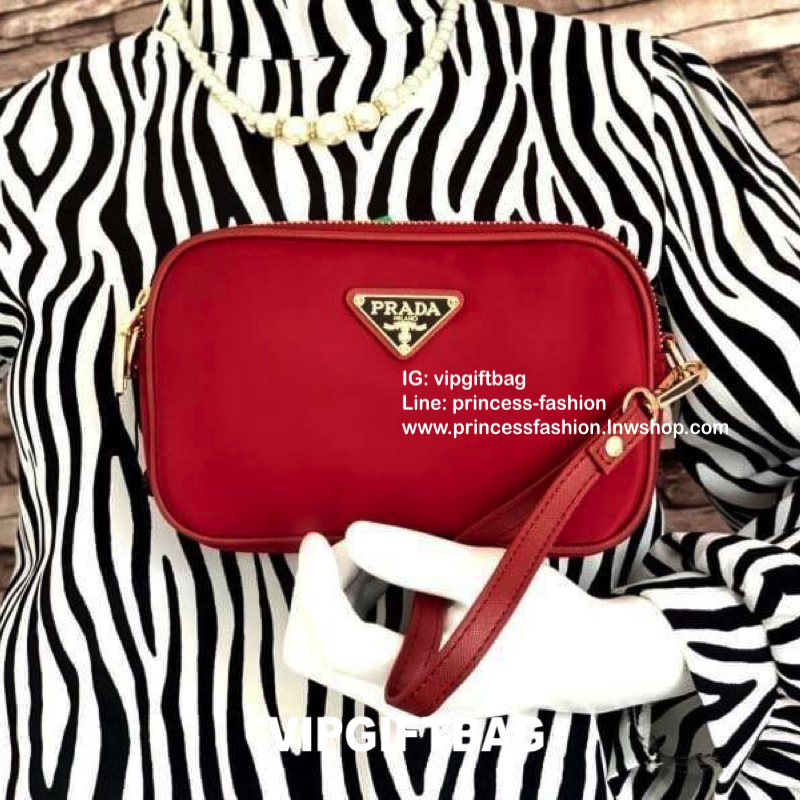 PRADA CROSSBODY BAG WITH ZIP GIFT WITH PURCHASE (GWP) กระเป๋าสะพายพรีเมี่ยมกิ้ฟ Limited Edition จากเคาน์เตอร์แบรนด์ดีไซน์เรียบหรูดูดี วัสดุ Nylon & Polyester 100% เนื้อหนาคุณภาพดีตามแบบฉบับของแบรนด์ ด้านหน้าประดับโลโก้มีช่องแบ่ง2 ช่องเป็นสัดส่วนเปิดปิดด้ว