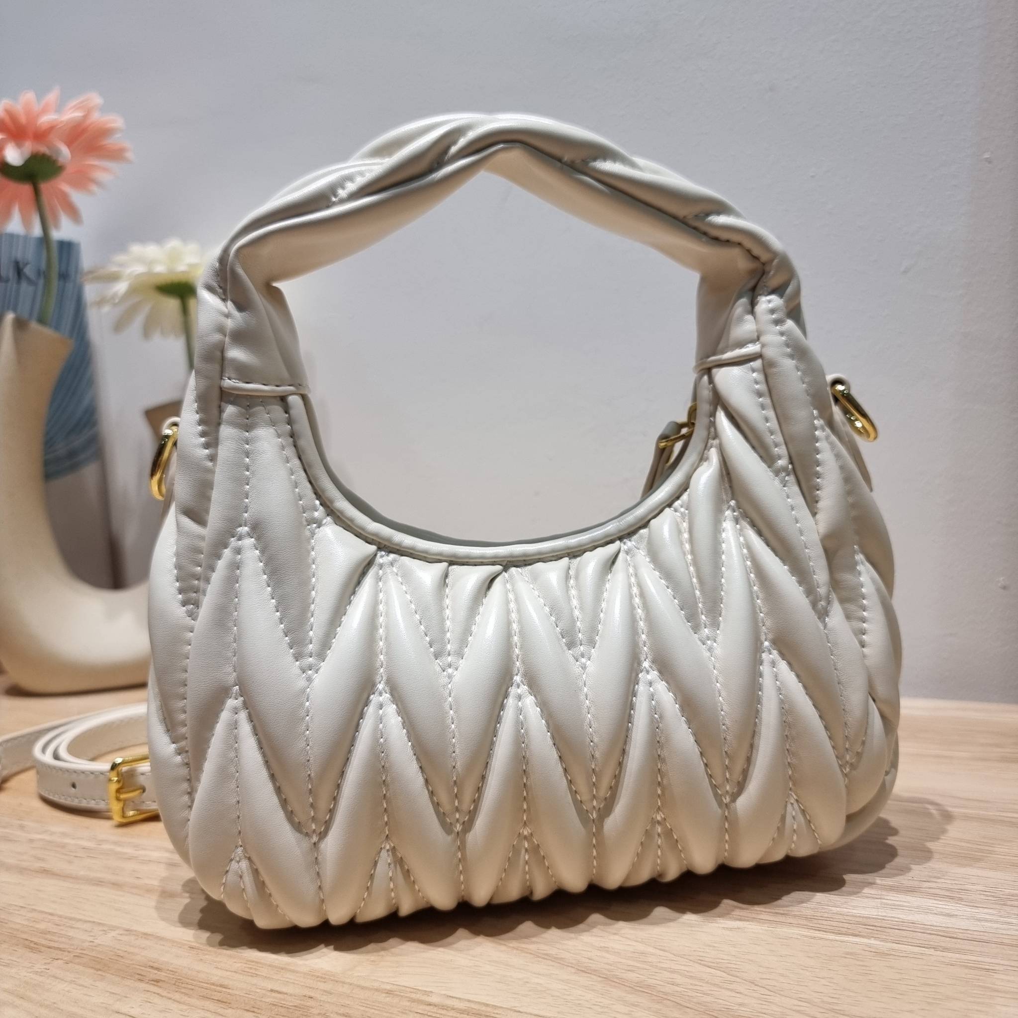 MIU MIU WANDER MATELASSÉ MINI HOBO BAG ไอเท็มสับๆอีกหนึ่ง ที่ต้องมีใช้ได้แล้ว กับกระเป๋าถือ/สะพาย ทรงโฮโบ คิ้วท์สุด ปังสุด ตัวแม่ อินฟลู ดาราเค้าใช้กันเพียบ