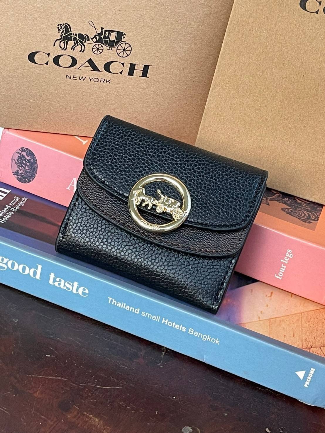 OUTLET 】COACH JADE SMALL DOUBLE FLAP WALLET IN COLORBLOCK (COACH F88002) หากใครต้องการกระเป๋าสตางค์ใบสั้นสำหรับวันที่ต้องการใช้กระเป๋าสะพายใบเล็ก หรือวันที่ไม่พกกระเป๋าสะพาย เราขอแนะนำใบนี้เลยค่ะ โดยใบนี้เป็นกระเป๋าสตางค์แบบพับสามทบ ปิดแบบกระดุม2ชั้น มีช่