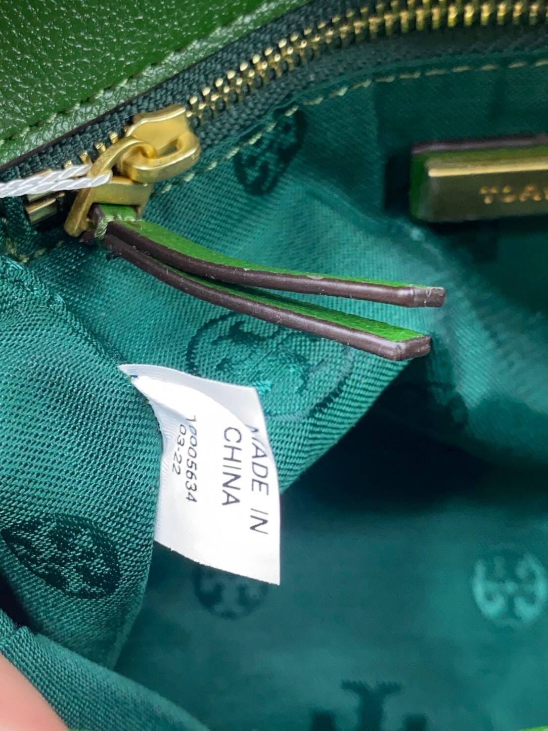 Tory Burch Willa Mini Top Handle Bag พร้อมส่งที่ไทย ใบจริงคือสวยสุดดไปเลยค่าา! กระเป๋าสะพายข้างหรือหิ้วก็เก๋ไปอีกเลยค่ะ! หนังอย่างดี ลายนวมนิ่มมือดีมากค่ะ ด้านหน้ามีอะไหล่โลโก้แบรนด์