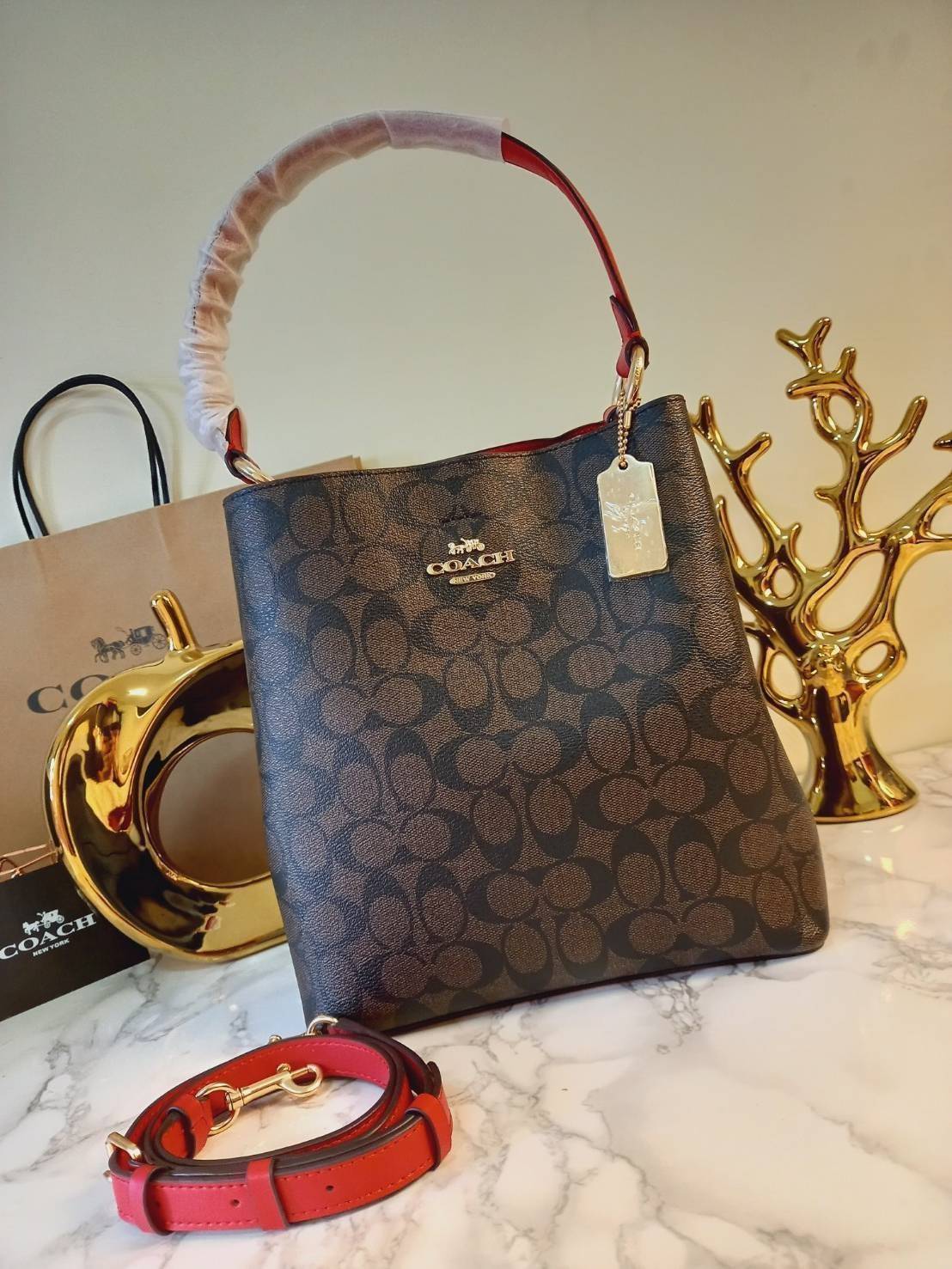 ใบใหญ่ 10" COACH TOWN BUCKET BAG IN SIGNATURE CANVAS (COACH 91512) 🌺 เป็นสีที่ขายดีมากๆ และหายากมากๆด้วย!! //ขนาด 10 นิ้ว ใส่ของได้จุใจ!! //กระเป๋าสะพายข้าง //วัสดุหนังแคนวาสอย่างดี หนังสวย อยู่ทรง มีสายสะพายยาว ใช้สะพายเป็นคลอสบอดี้ได้ สายยา