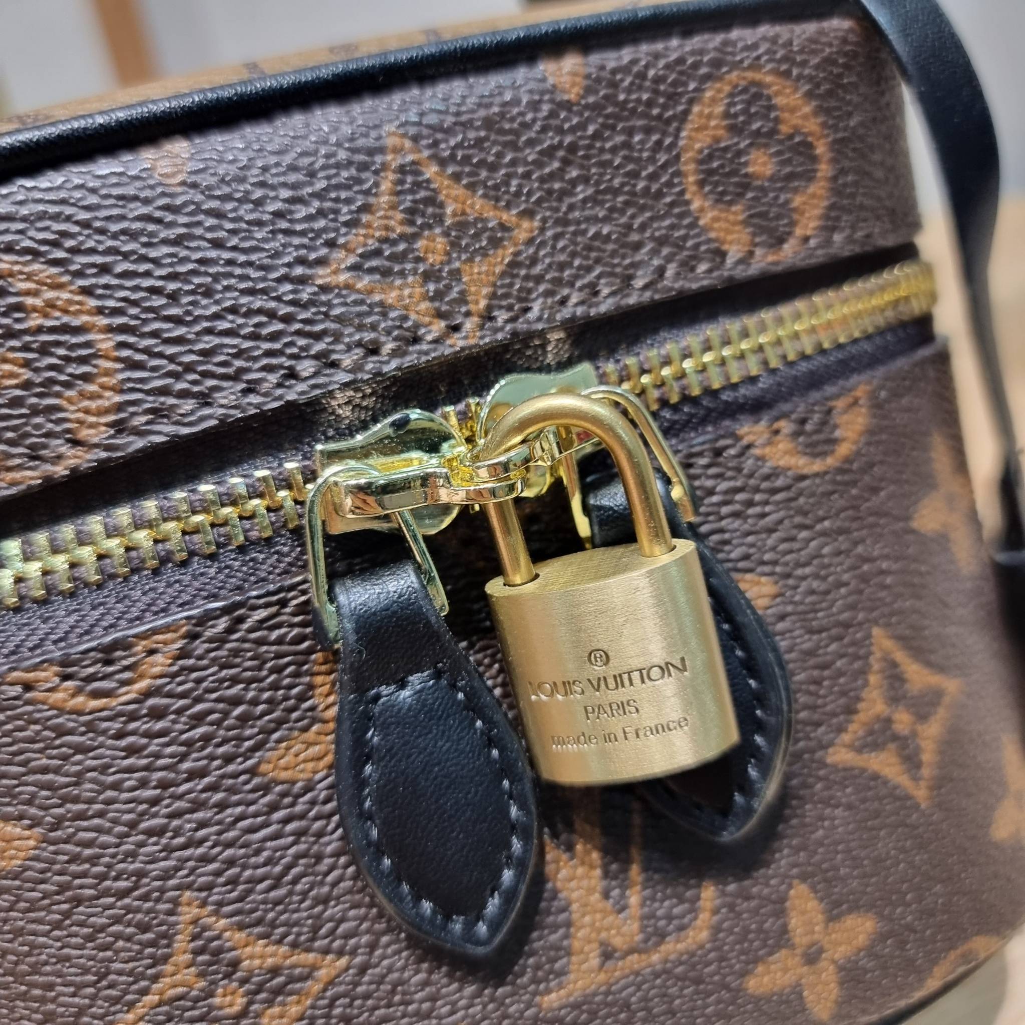 LV Vanity PM / Lv reverse monogram vanity bag กระเป๋าถือ/สะพาย สวยอยู่ทรง มาพร้อม box set สุดหรู adapt ใช้เป็นกระเป๋าเก็บเครื่องสำอางค์ ถือเชิดๆ หรือสะพายเลิศๆ ไปเที่ยว ไปไหนๆก็ดูแพง!! สวยจริงจัง!!