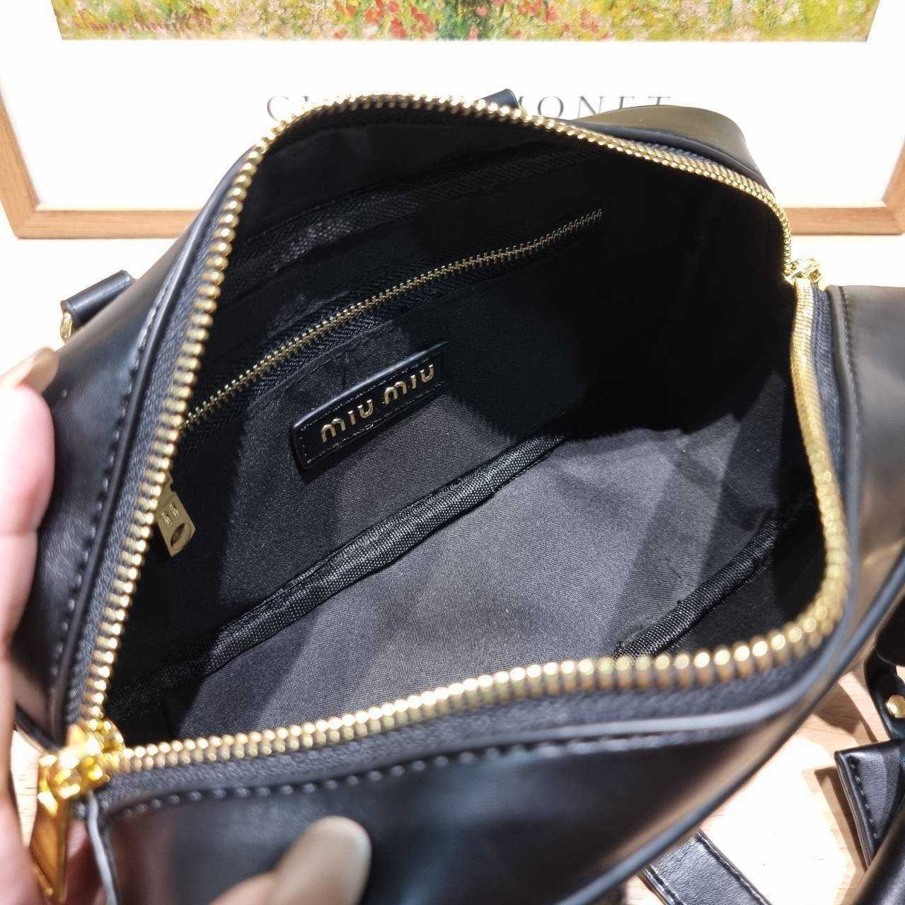 MIU MIU ARCADIE METELASSE LEATHER BAG กระเป๋าถือ/สะพายสุดชิค ที่ไม่มีตอนนี้คือพลาด ดีไซน์เพิ่มดีเทล ด้วยการเดินด้ายเป็นเอกลักษณ์ สวยดูแพง หูจับในตัวง่ายและสะดวกพกพา