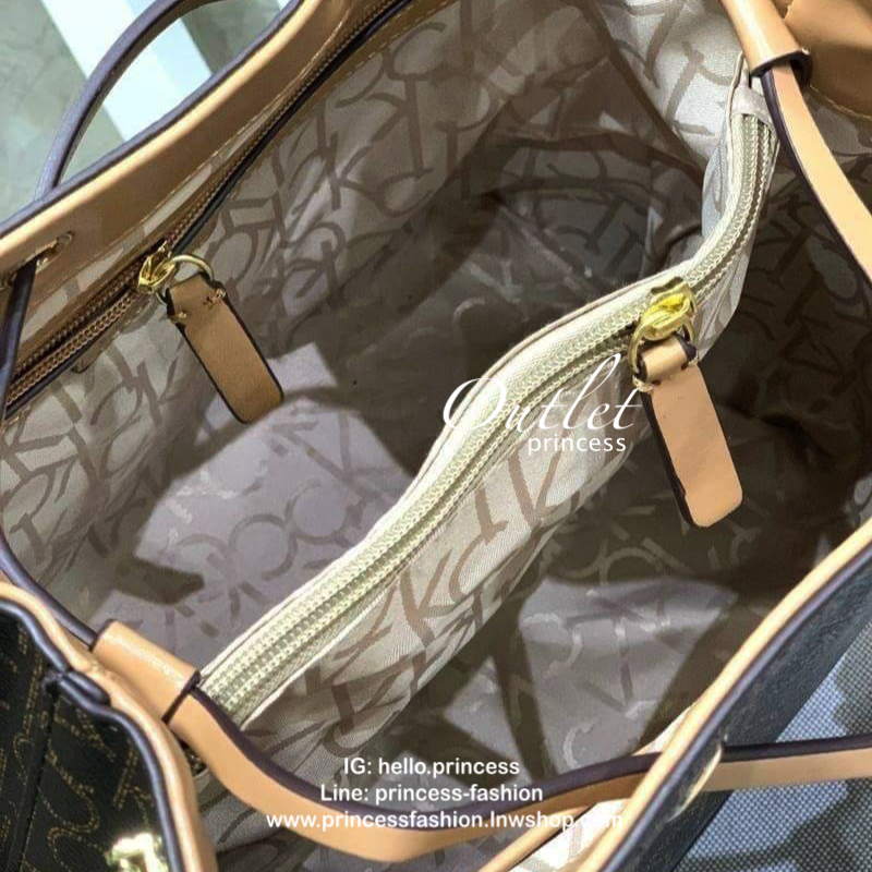 Calvin klein Bucket Logo Bag กระเป๋าสะพายทรงจีบรุ่นใหม่! ฐานกว้างตั้งอยู่ทรง วัสดุpolyester&Pvc เปิดปิดแบบหูรูด ภายในกว้างมีช่องซิปคั่นกลางระหว่างช่องหลัก2ช่อง ทั้งภายในและภายนอกคือลาย Signature แบรนด์ สายสะพายหนังปรับระดับได้ สำหรับสาวๆที่กำลังมองหากระเป