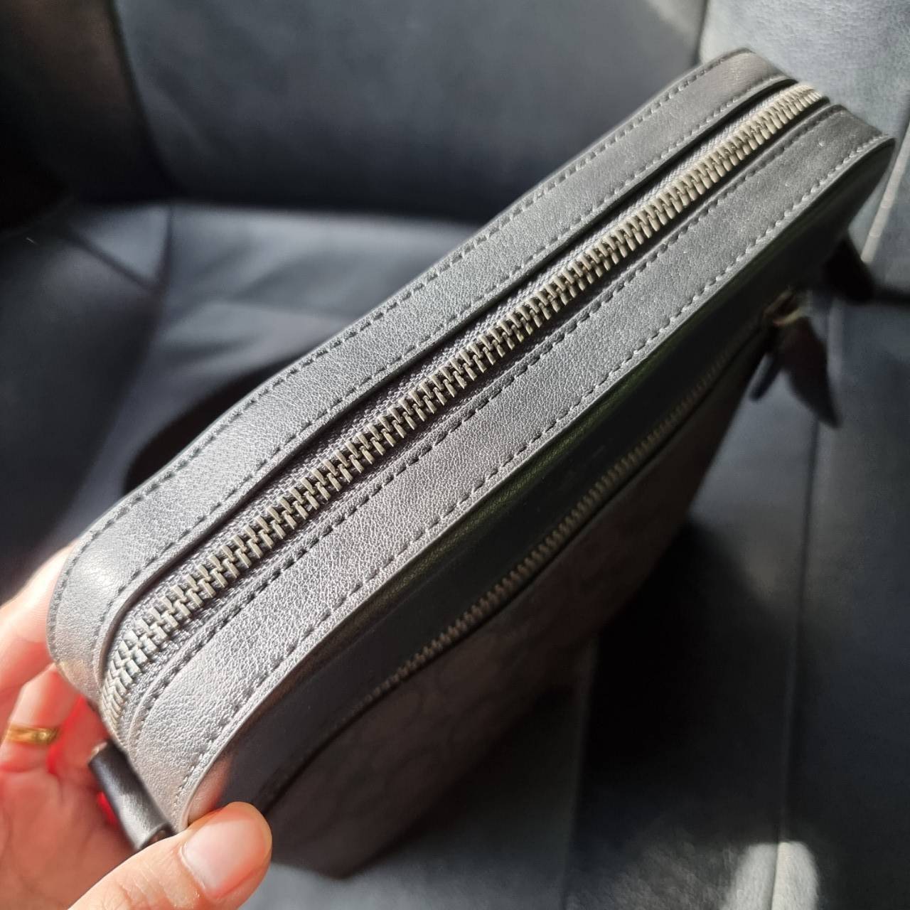 COACH F73336 HOUSTON FLIGHT BAG IN SIGNATURE CANVAS รุ่นนี้หนุ่มๆเค้ารู้กัน!! ขายดีตลอดกาล!! คลาสสิคไม่มีใครเกิน!! กระเป๋าสะพายข้างทรงแมสเซ็นเจอร์ยอดฮิต ทรงสวย ดูดี วัสดุหนังแคนวาสเคลือบลายสลับหนังแท้ เปิด-ปิดด้วยซิป ด้านหน้าและหลังสามารถใส่ของได้ ภายในแบ