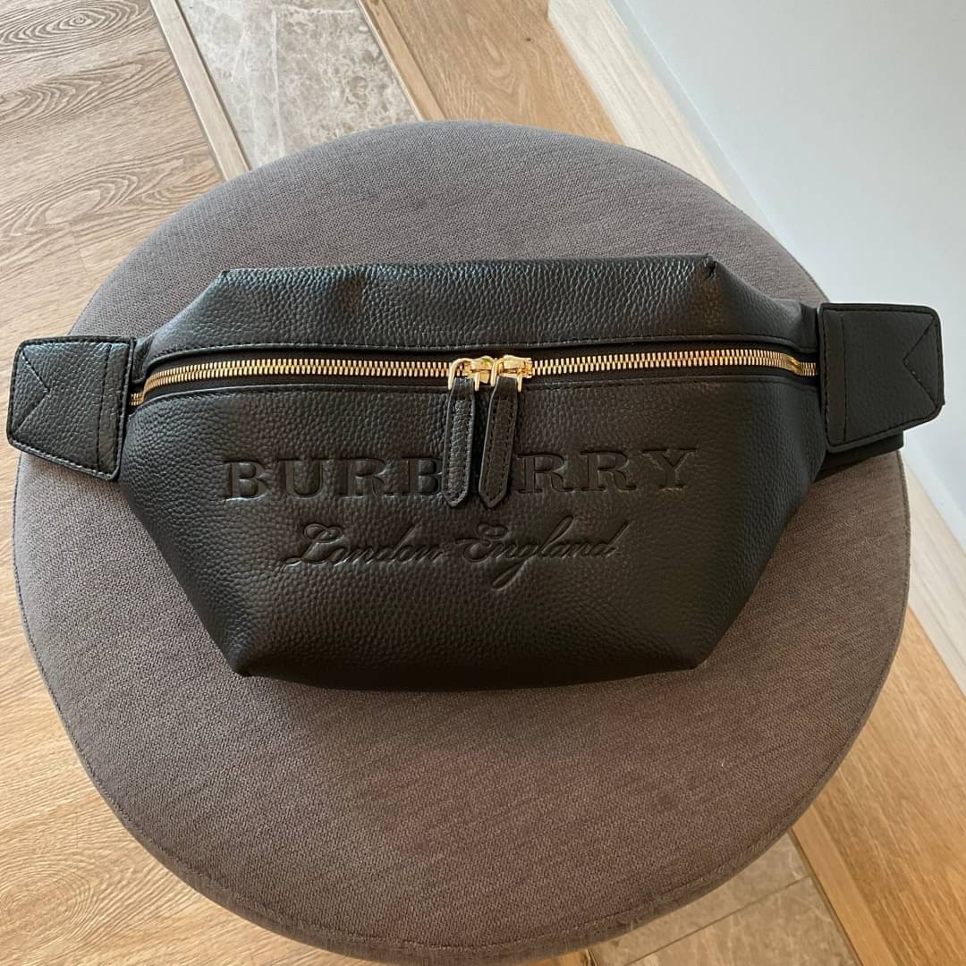 Burberry Medium Motif Leather Bum Bag / BURBERRY BELT LEATHER VIP วัสดุหนังแท้เต็มใบ คาดเอว คาดอกแบบ UNISEX ใช้ได้ทุกเพศ ปั้มลายแบรนด์สุดเท่ด้านหน้า ภายในเปิดปิดด้วยซิปยาว ใส่มือถือได้ทุกรุ่น