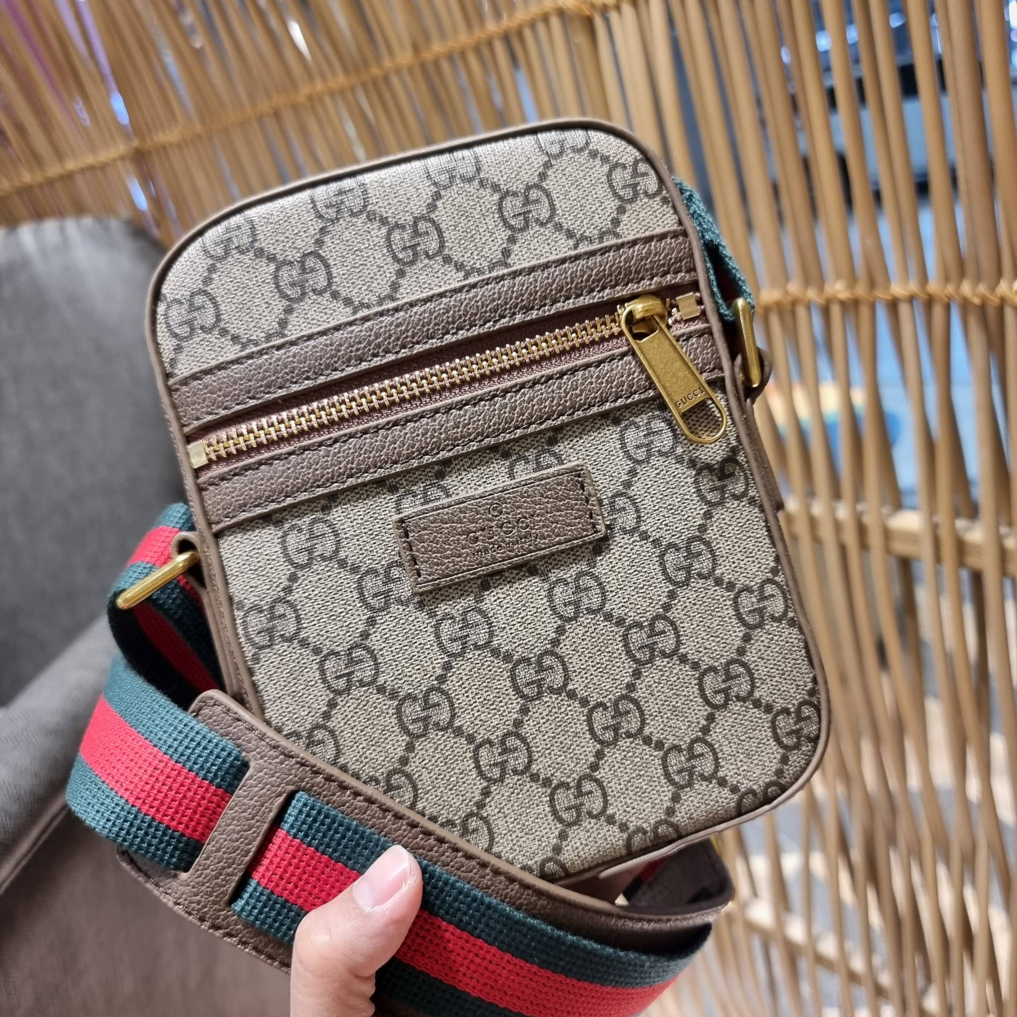 VIP 】GC VIP MINI MESSENGER CROSSBODY BAG กระเป๋าสะพายข้างพรีเมี่ยมกิ๊ฟลุคสปอร์ต เรียบแต่แอบหรู ไซส์มินิ น่าใช้!! วัสดุหนังแคนวาส ไม่ต้องห่วงเรื่องความทนทาน ✔️ ตกแต่งสายคาดหรู เท่ ดีไซน์สีตามสัญลักษณ์แบรนด์ เข้ากันมากๆ!! เปิด-ปิดด้วยซิป ด้านหน้ามีช่