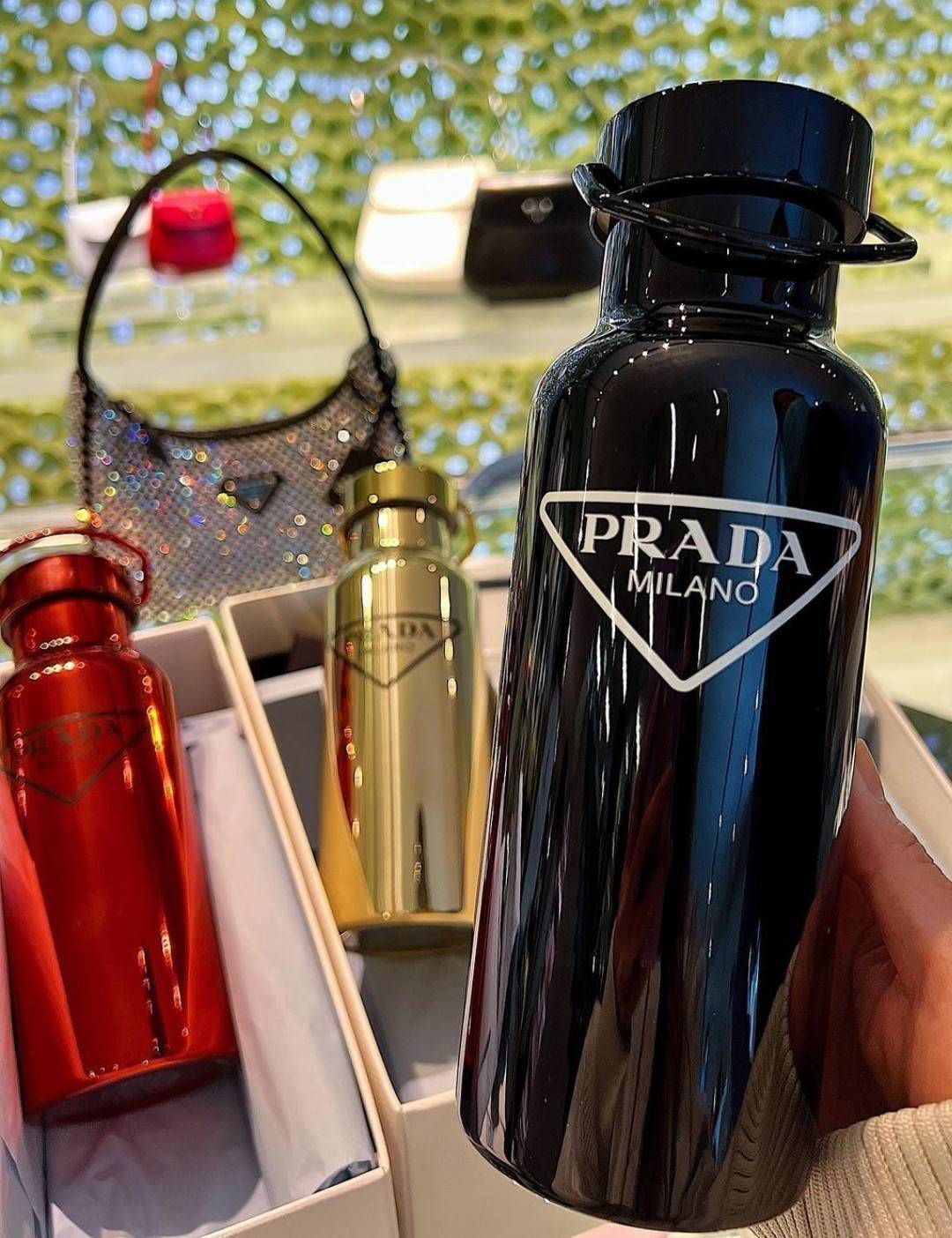 เซทสุดคุ้ม! ซื้อ1ได้ถึง3 PRADA CRYSTALS MINI TOTE BAG WITH KEYCHAIN AND VACUUM BOTTLE VIP สวยหรูดูดี items นี้คุ้มมากๆได้ถึง3อย่างทั้งกระเป๋าสะพาย(พร้อมสายโซ่)+พวงกุญแจ+กระบอกน้ำครบชุด ไอเท็มแนะนำน่าใช้ควรค่านักสะสม