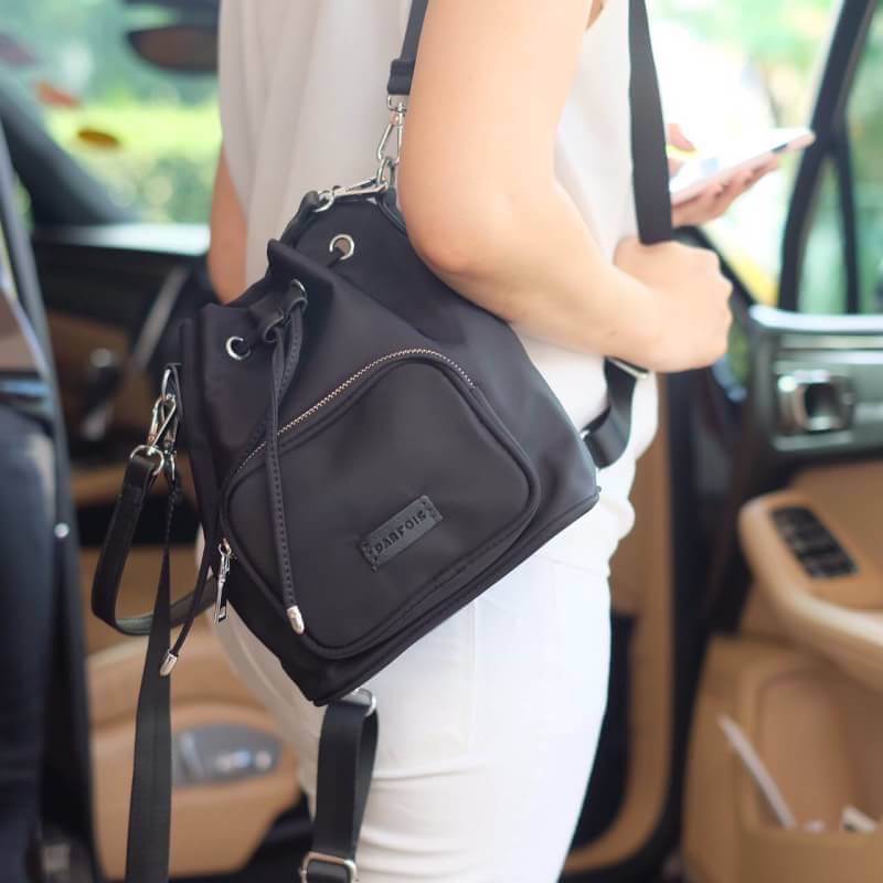 Parfois Bucket backpack กระเป๋าเป้ ถอดสายได้ มีสายสั้นให้สามารถถือ หรือสะพายข้างก้อได้ค่า ดีไซน์เกร๋มาก สีดำสวยมาก chic สุดๆ รุ่นนี้ รูปแบบน่ารัก แอบเก๋ด้วยดีไซด์ของตัวกระเป๋า ด้านหน้ามีช่องเก็บของ และที่มัดสายกระเป๋า ภายในมีช่องเก็บของจุกจิกได้ ใบจริงสวย