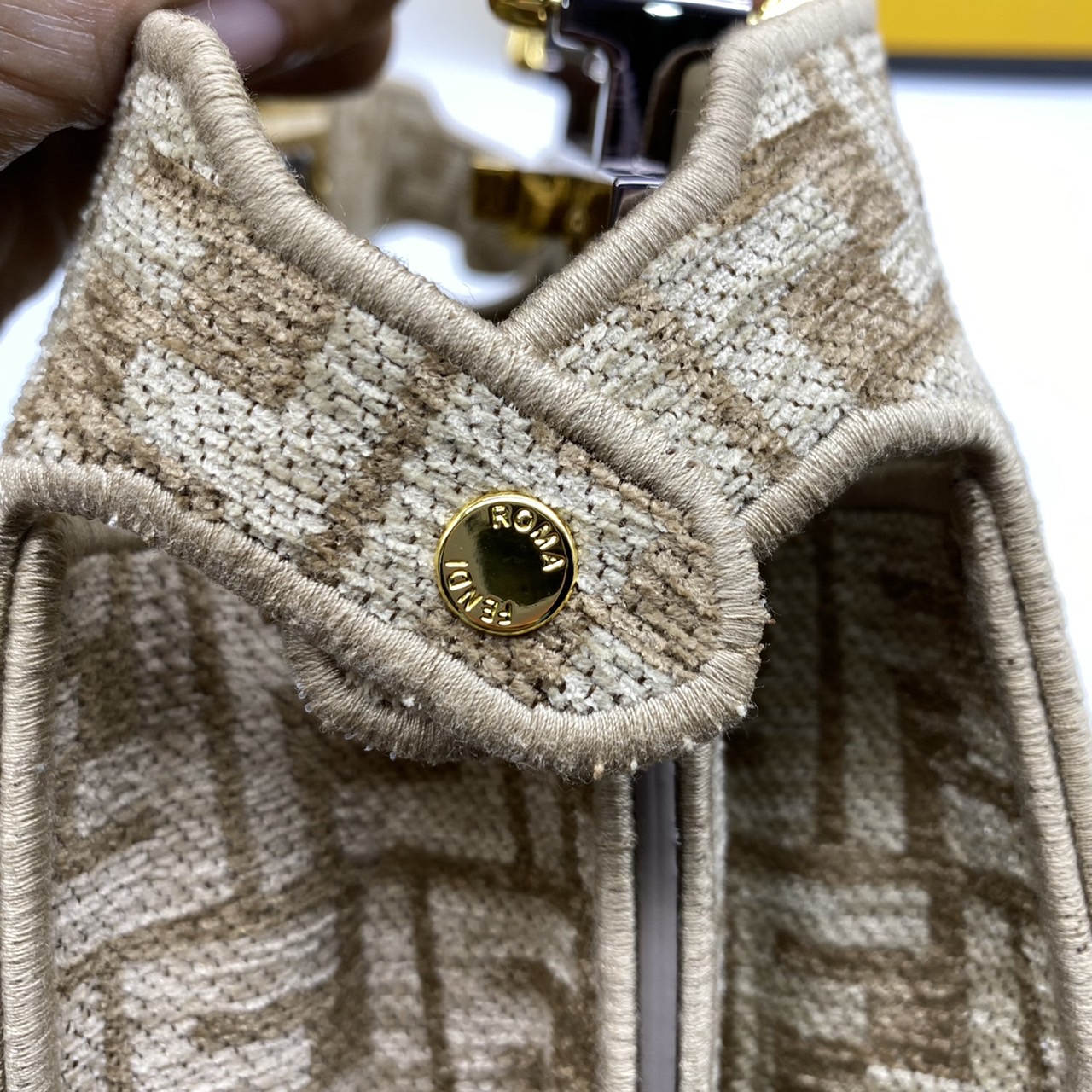 Fendi peekaboo 25cm เกรดออริจินอล กระเป๋าเฟนดิ คลาสสิกตามแบบฉบับแบรนด์ วัสดุคุณภาพอย่างดี เพิ่มความหรูหราและโดดเด่นด้วยการตกแต่งลวดลายโลโก้เด่นชัดทั้งใบ และด้วยขนาดที่กะทัดรัดและดีไซน์ที่เรียบหรูนี้ จึงสามารถนำไปแมทช์กับการแต่งตัวได้ง่าย ไม่ว่าจะเป็นสไตล์