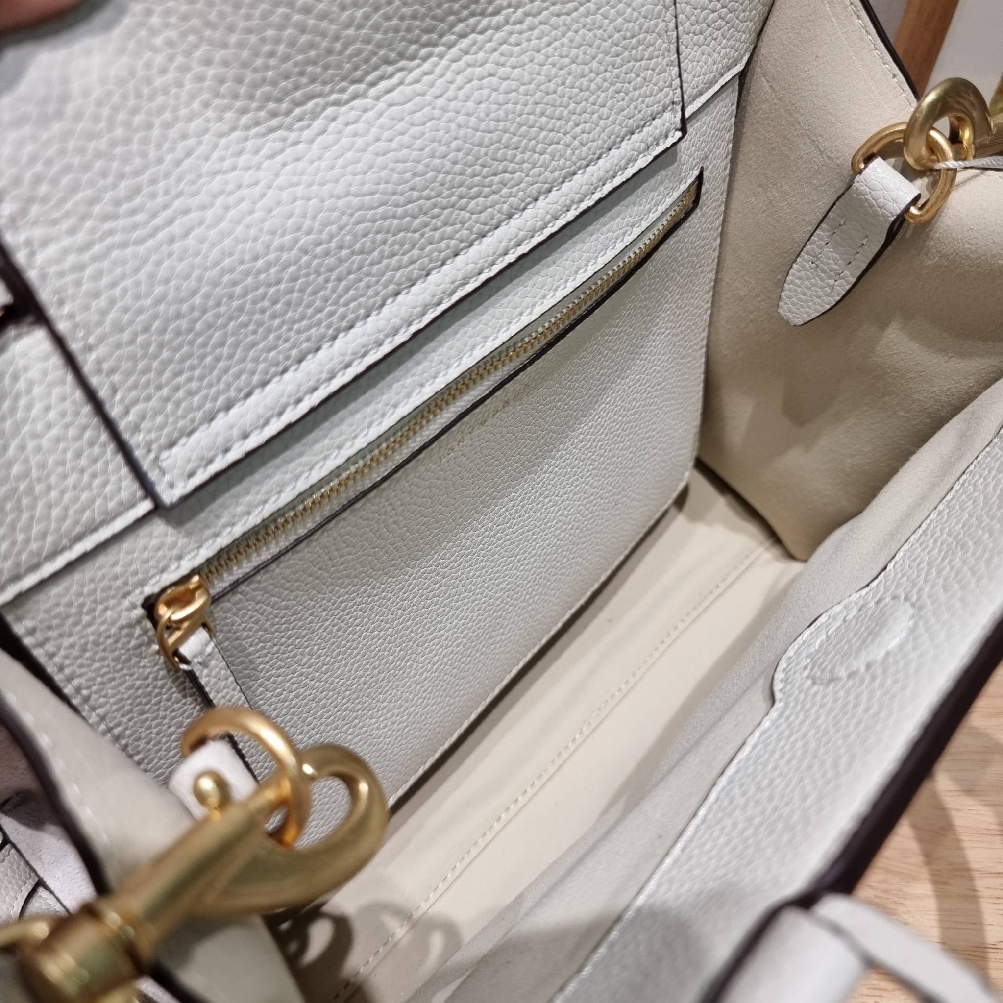 TORY BURCH MILLER TOP HANDLE SATCHEL ใหม่ล่าสุด กับกระเป๋าสะพายรุ่นยอดนิยม ที่มาในดีไซน์ top handle ให้สะดวกใช้ได้มากขึ้นด้วยหูจับในตัว โดดเด่นด้วยโลโก้สีทอง ด้านหน้าและด้านหลังมีช่องเปิดเก็บของได้