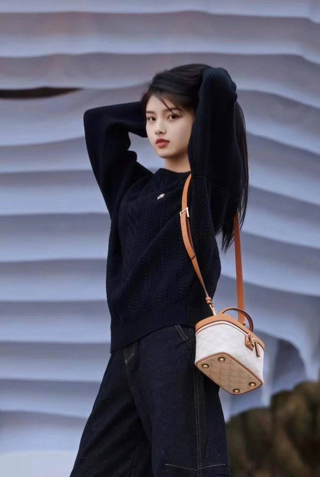 M.C.M HIMMEL VANITY CASE IN LAURETOS กระเป๋าทรงกล่อง มีหูจับด้านบน หนังสวยนุ่มมือ สวยงาม อะไหล่ทอง