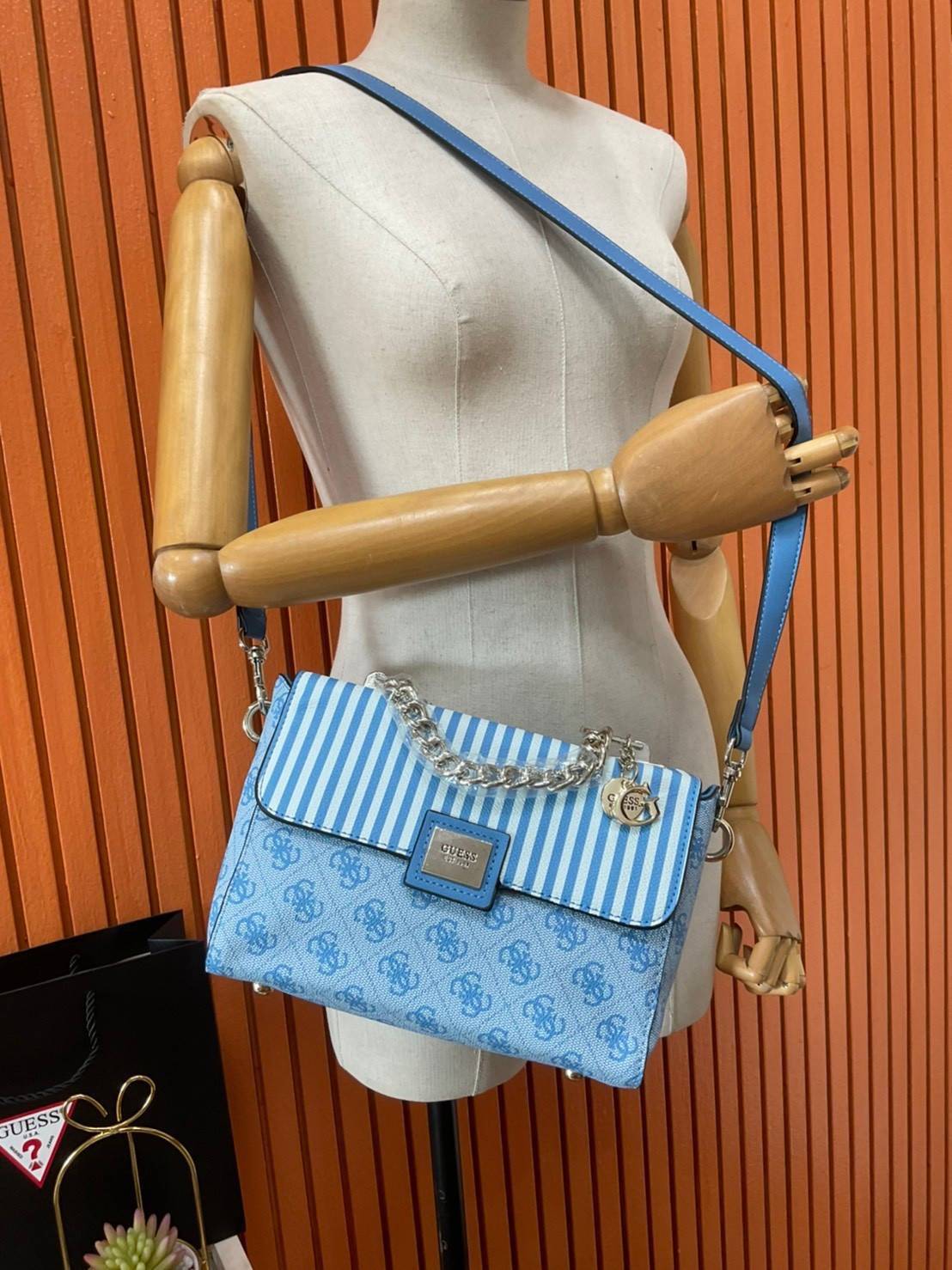 ราคาปังปิ๊นาศ (!!) มากแม่ 💕 GUESS Candace Top Handle Flap Bag กระเป๋าสะพาย Crossbody / คล้องแขน ถือออกงานได้ ทรงน่ารัก จากแบรนด์ GUESS สวยอยู่ทรง ขนาดกำลังดี น้ำหนักเบา ด้านหน้ามีโลโก้แบรนด์อะไหล่ทอง มีอะไหล่โซ่ห้อยด้านหน้าสามารถคล้องแขนและถือได้ 