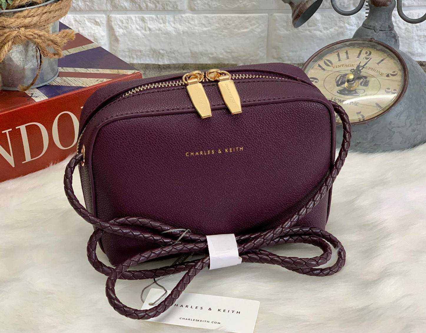 CHARLES & KEITH METAL PUSH LOCK CROSSBODY BAG รุ่นฮิตขายดีมีมาพร้อมส่งแล้วจ้า กับกระเ๋าสะพายไซส์น่ารัก วางอยู่ทรง เปิดปิดด้วย ตัวล็อกด้านหน้า ด้านในแบ่งเป็น 2 ช่องมีช่องซิปตรงกลาง จุของได้เยอะพอควรเลยค่ะ ใส่ iPhone plus ได้สบายๆ และของจุกจิกที่จำเป็น รุ่น