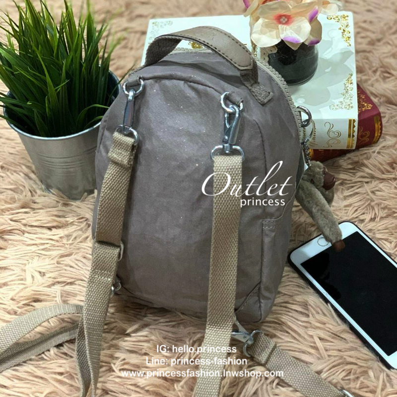Kipling alber solid Convertible mini backpack (HD7349) กระเป๋าเป้ขนาดมินิ สไตล์3in1 ที่สามารถถือ/สะพายข้างหรือเป็นเป้ก็ได้ มีช่องซิปใช้งาน2ช่อง ภายในแบ่งเป็นช่องเล็กใส่ของจุกจิก ด้านหน้าเพิ่มช่องเล็กเปิดปิดด้วยกระดุมแม่เหล็ก มาพร้อมพวงกุญแจลิงขนปุกปุยและส