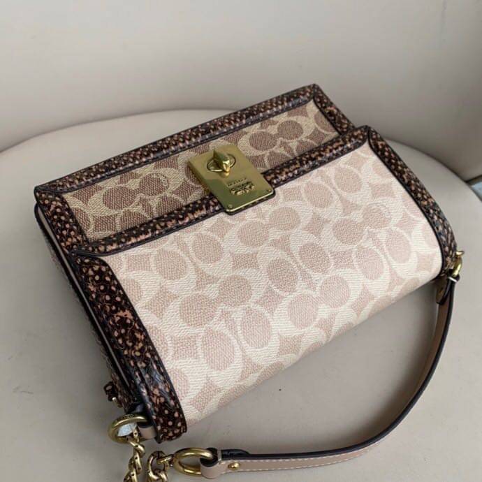 COACH HUTTON SHOULDER BAG IN SIGNATURE CANVAS sold out ไปกันทั่วหน้าในหลายประเทศ กับกระเป๋าสะพายที่สุดของความหรู ดีไซน์คลาสสิควินเทจ ลูกเล่นสีแทนสนิมตัดกับอะไหล่สีทองเหลืองดูย้อนยุคและหรูหรา วัสดุหนังแคนวาสสลับหนังแท้ สายสะพายโซ่สลับหนัง ปรับสะพายได้ 2 แบ