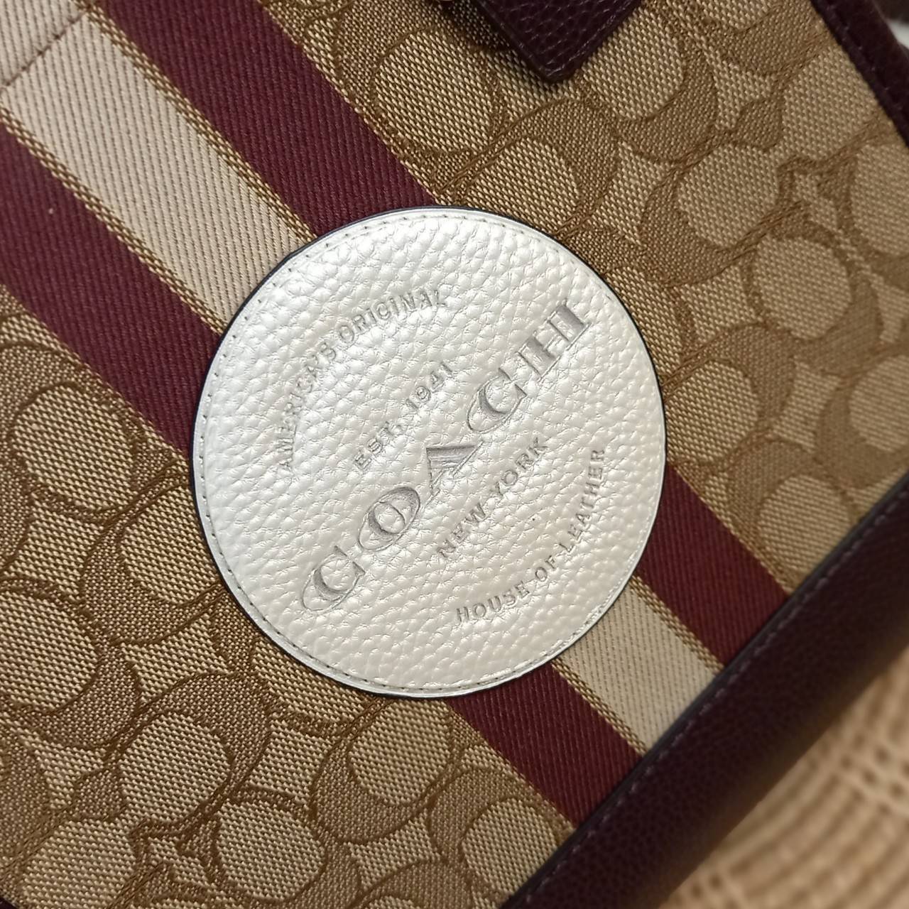 OUTLET 】COACH DEMPSEY TOTE 22 IN SIGNATURE JACQUARD WITH STRIPE AND COACH PATCH (C8406) สีใหม่ น่าใช้อีกแล้ววว 🌺กระเป๋าTOTE ทรงฮิตขนาดกำลังดี มีสายสะพายยาว ถอดได้ ปรับระดับได้ //ลุคไหนๆจัดว่าเกิดทุกงาน //วัสดุ Jacquard ทอลาย signature คาดแถบสีด้าน