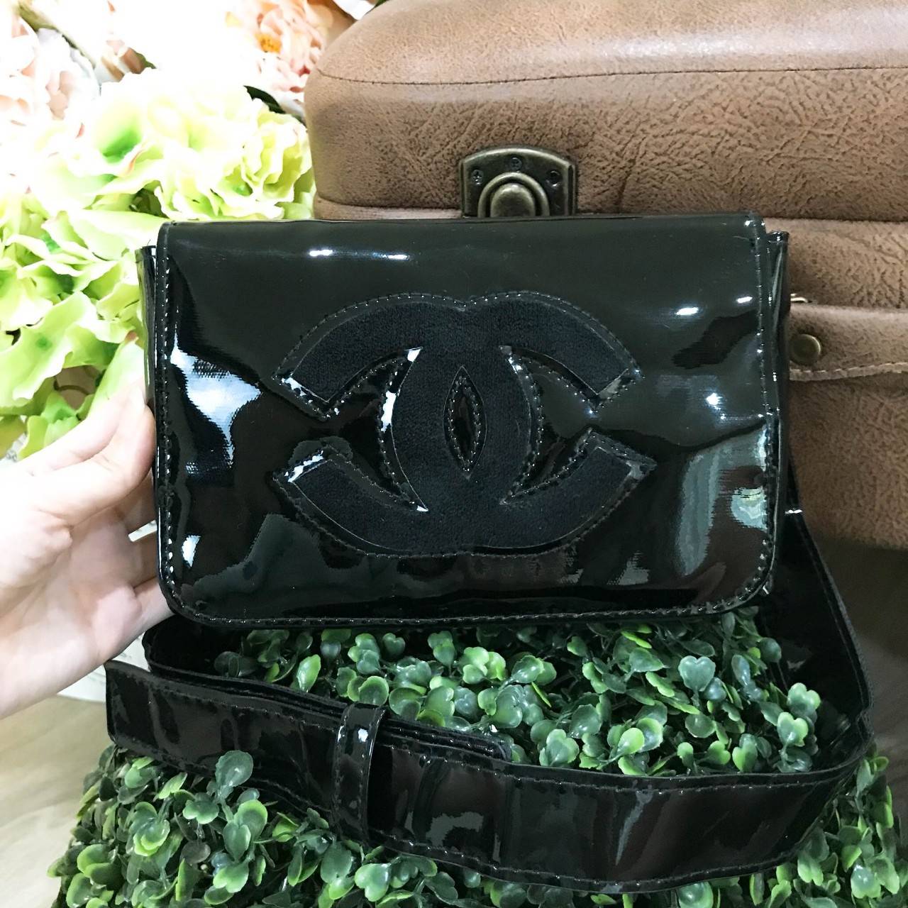 New Chanel Waist Bag Gift With Purchase (GWP) กระเป๋าสะพายคาดเอวหรือคาดอกพรีเมี่ยมกิ้ฟของแท้จาก Chanel Perfume Counter รุ่น Limited Edition วัสดุหนังเเก้วเรียบสวยอยู่ทรงลายมีโลโก้ด้านหน้า เปิดปิดด้วยฝาปิดกระดุมแม่เหล็ก ภายในโล่ง ซับในลายเเบรนด์ ใส่มือถือไ