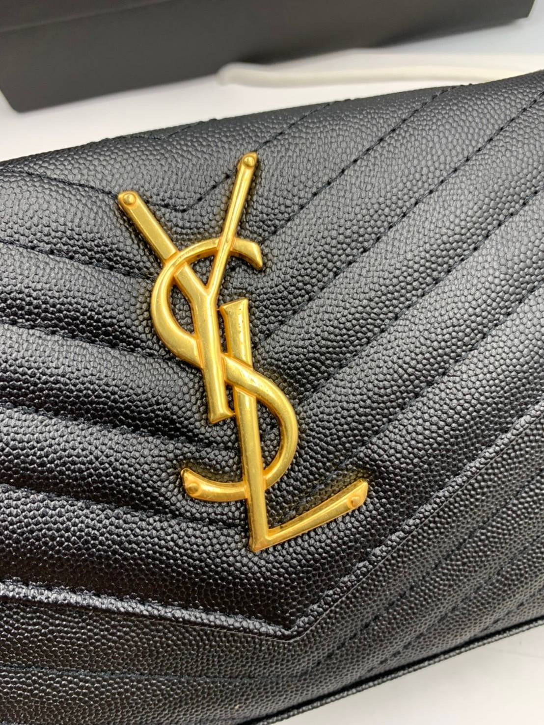 VIP GIFT 】หนังแท้ YSL WOC 9" Saint Laurent Chain Wallet Envelope Woc Monogram Black Leather Cross Body Bag กระเป๋าเงิน wallet on chain ที่มาพร้อมสายสะพายแบบโซ่ ขนาด 9” หนังวัวติดโลโก้ YSL มีทั้งอะไหล่เงิน ทอง และดำ ด้านในมีช่องซิป และช่องใส่การ์ด เรี