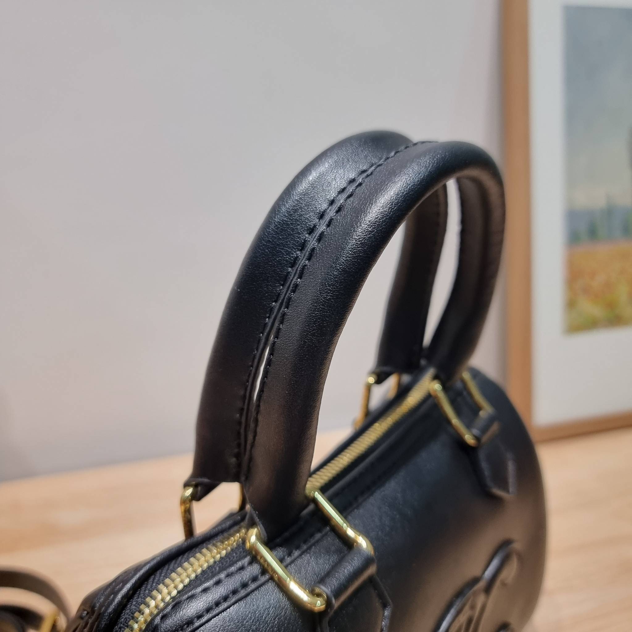 CELINE SMALL BOSTON CUIR TRIOMPHE IN SMOOTH LEATHER ฮิตมากกับสุดยอดความคลาสสิค ในรูปทรงสวย กับกระเป๋าสะพายทรงหมอน กะทัดรัด ขนาดกำลังดี ใช้งานสะดวก วัสดุหนังผิวเรียบ สวยคม