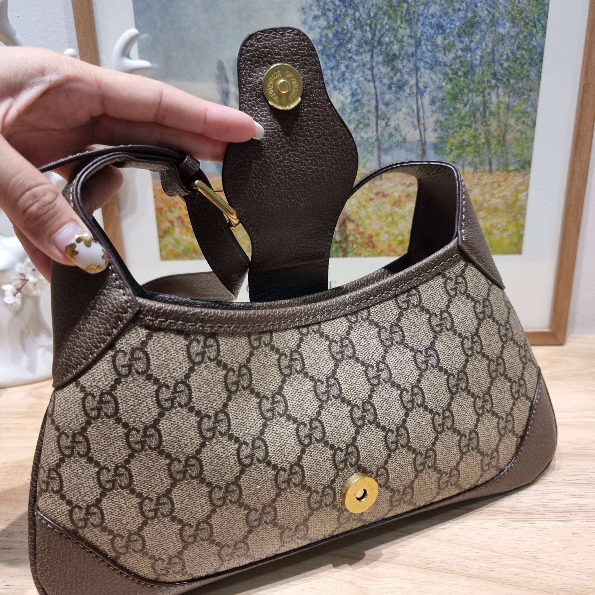 GUCCI Aphrodite small shoulder bag / GG shoulder bag / GUCCI BAG พร้อมส่งที่ไทย กระเป๋าสะพายไหล่ รูปทรงเก๋ ผสานดีไซน์ของความคลาสสิคได้อย่างลงตัว