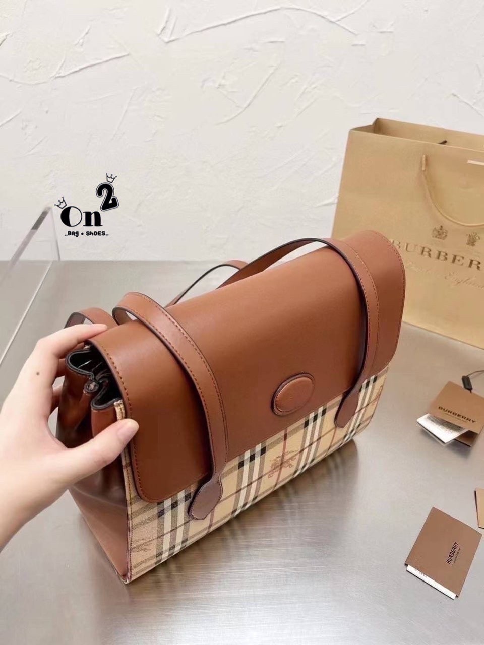 BURBERRY london kelly bag vintage with strap Gift Bag / BURBERRY Messenger Bag กระเป๋าสะพายขนาดที่พอเหมาะกับการใช้ในชีวิตประจำวัน รูปทรงคลาสสิกที่ไม่ทิ้งในเรื่องของคุณสมบัติการใช้งานลวดลาย Vintage Check ที่ถือว่าเป็นสัญลักษณ์อันเก่าแก่ของแบรนด์ เสริมทุกสไ