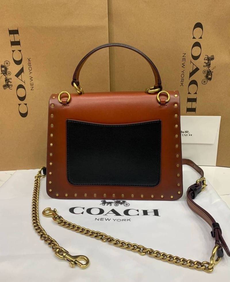 Coach Parker Top Handle In Signature Canvas With Rivet สินค้าใหม่ทรงน่ารัก ใช้แล้วดูแพงมากกก มีช่องใส่ขนาดกว้าง ใส่ของได้จำนวนมาก แถมยังสามารถถือเก๋ๆ แบบคุณนาย หรือสะพายเป็น crossbody ก็ได้ โดดเด่นด้วยลายsignature coach ใครยังไม่มีห้ามพลาดดดเลยนะ ของสวยจร