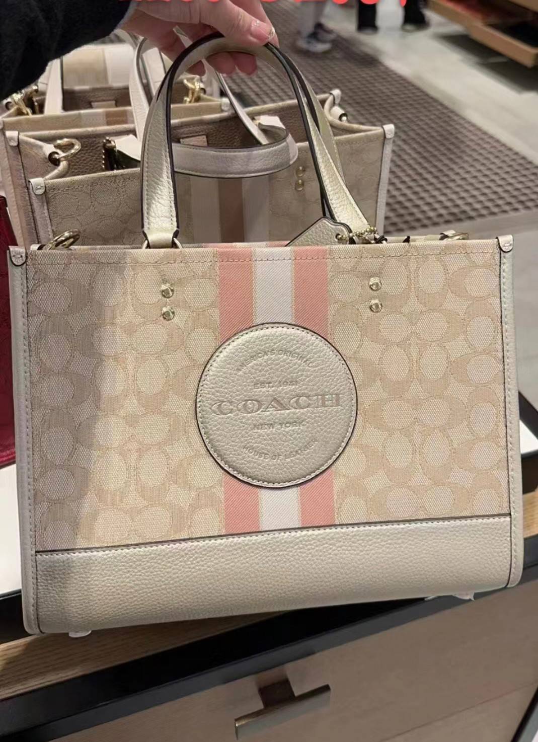COACH DEMPSEY CARRYALL IN SIGNATURE JACQUARD WITH STRIP AND COACH PATCH((CE984)) ใบใหญ่ สีผู้ดีขับผิวมากๆเลยค่า😘 พร้อมส่งที่ไทย สีใหม่ล่าสุด2023! กับกระเป๋าทรงtote