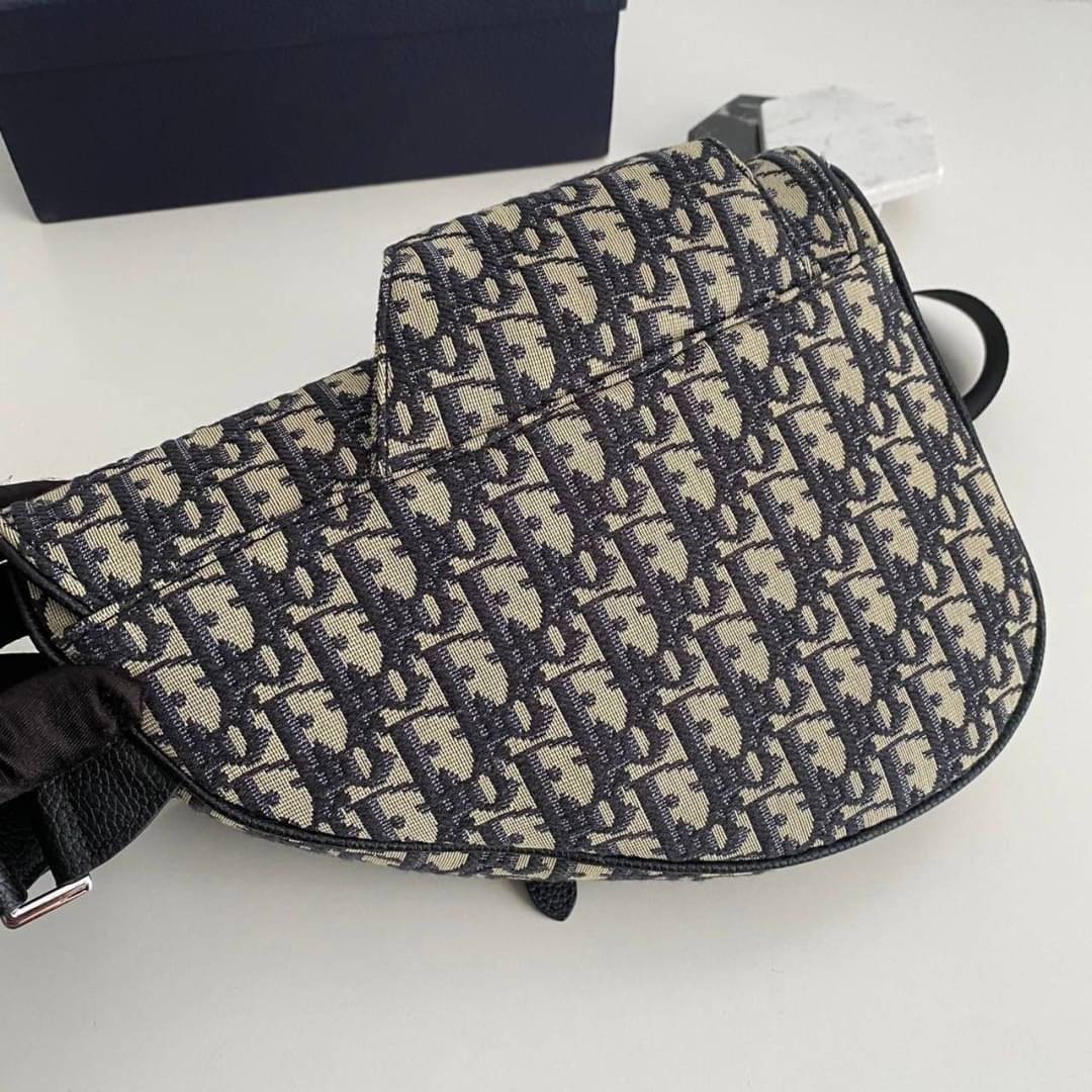 Dior Saddle Crossbody Bag Oblique / Dior Belt Bag เกรดใช้งานสลับของแท้ เกรดออริจินอล พร้อมส่ง กระเป๋าสะพายข้างสุดเท่แบรนด์ดัง สายปรับขนาดได้ตามต้องการ คุณภาพดี ทนต่อการใช้งาน ใส่ของไก้เยอะจุใจ ภาพสินค้าถ่ายจากงานขายจริง ใช้งานต่างประเทศได้