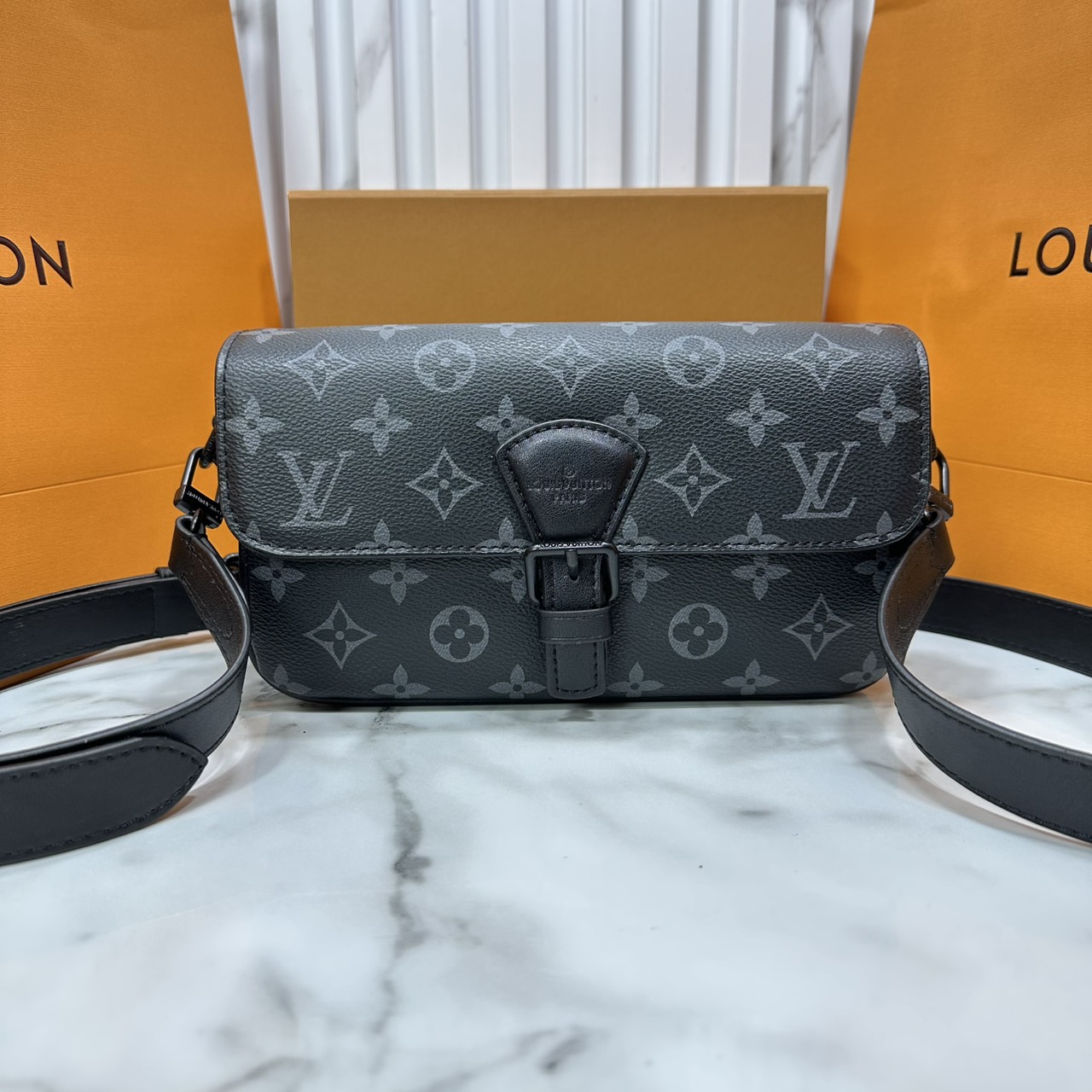 ORI หนังแท้ | LV Montsouris crossbody bag Monogram Eclipse Canvas 22cm กระเป๋าสะพายทรงแมสเซ็นเจอร์ไซส์เล็ก สไตน์กระเป๋าสตางค์แบบสะพาย ดีไซน์ใหม่ทรงยาวล้ำสมัยประดับบัคเคิลสัญลักษณ์เมซงพร้อมแถบแม่เหล็กด้านหน้า สุดไอคอนิก