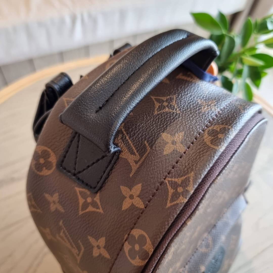 LV Backpack Size Small | สายสะพายเล็ก ถอดได้ LV palm springs New in!! เข้าแล้วกับไอเท็มยอดฮิต หรูหราพร้อม box set สุดสวย ที่สุดของความคุ้มค่า LV palm springs กระเป๋าแบ็คแพ็ค มาให้เลือก 2 ไซส์ ขายดี วัสดุหนังแคนวาสคุณภาพดี มีช่องซิปแบ่งสัดส่วน ใบเล็กสายวะพ