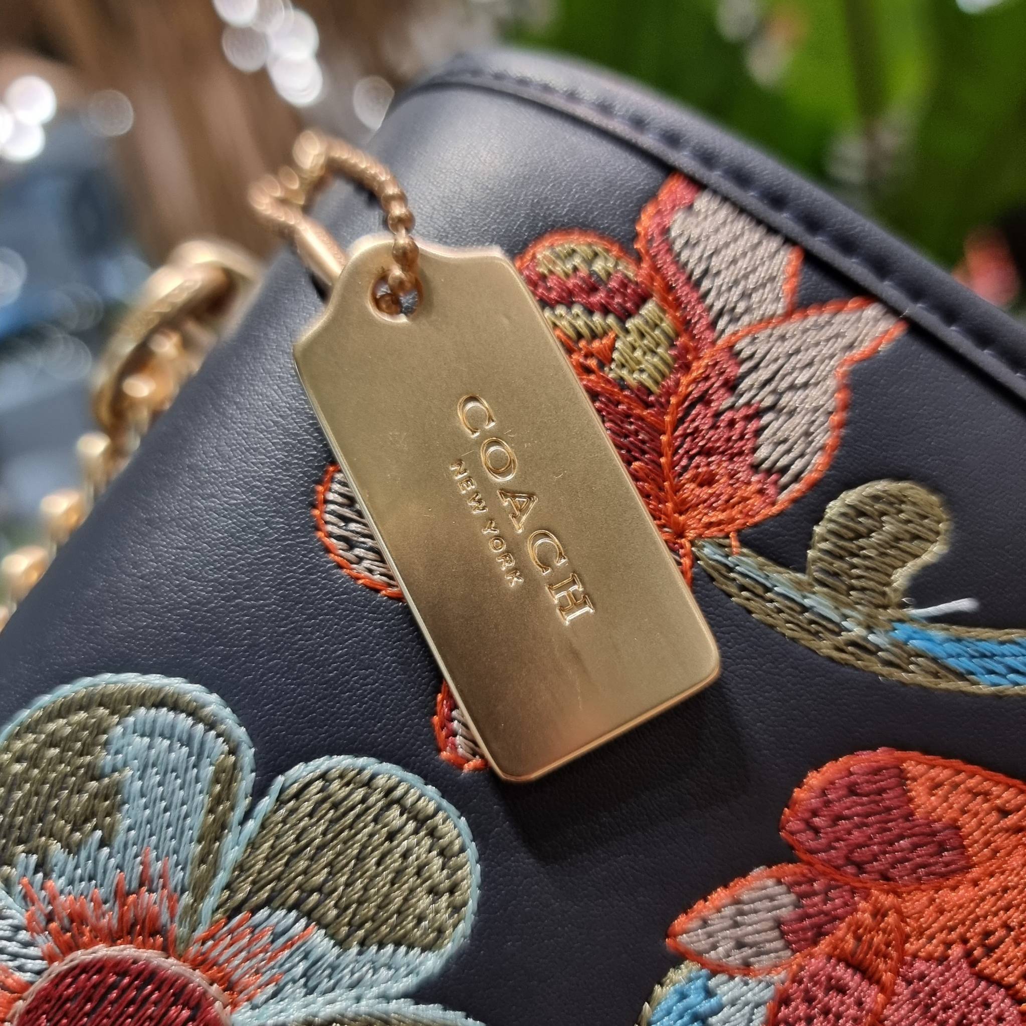 COACH C9230 KLARE CROSSBODY IN SIGNATURE CANVAS WITH FLORAL EMBROIDERY น้องใหม่คอลล่าสุด กับกระเป๋าสะพายข้าง โทนสีละมุนลูกคุณหนู ดีไซน์ปักดอกไม้เพิ่มลูกเล่น ให้ดูแพง วัสดุผนังแคนวาสสลับหนังแท้ สายสะพายโซ่สลับหนัง สะพายยังไงก็ขับผิว เปิด-ปิดด้วยกระดุมแม่เห