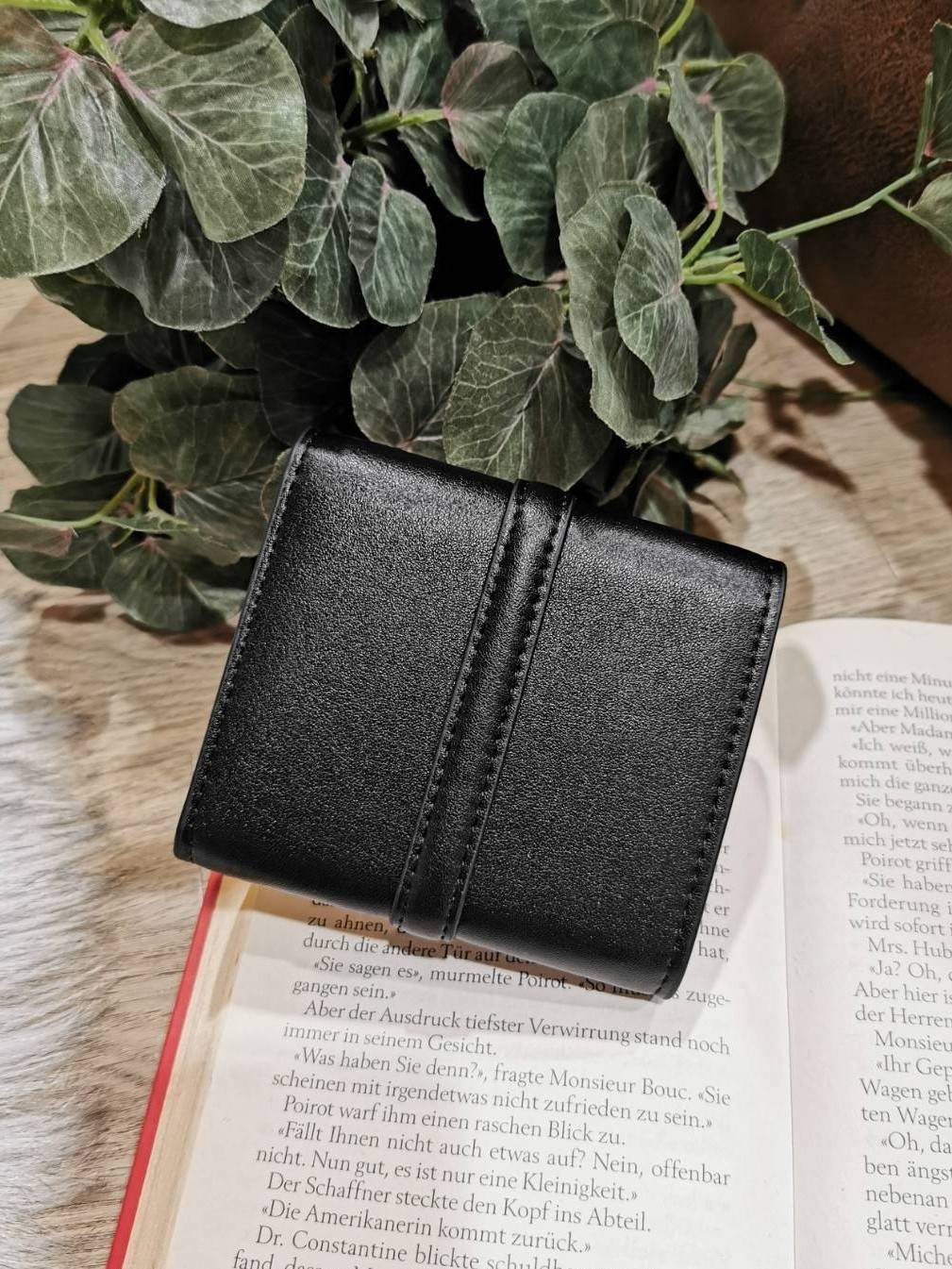 CELINE SHORT WALLET VIP GIFT WITH PURCHASE (GWP) พรีเมี่ยมกิ๊ฟ Limited จาก CELINE HAUTE PARFUME DUTYFREE COUNTER หนังแท้ CalfSkin เรียบสวยอยู่ทรงมีโลโก้ด้านหน้าเปิดปิดด้วยตัวล๊อคบิดอะไหล่ทองปั้มโลโก้ภายในมีช่องแบ่งหลายช่อง มีช่องใส่บัตรหลายช่อง ช่องใส่เหร