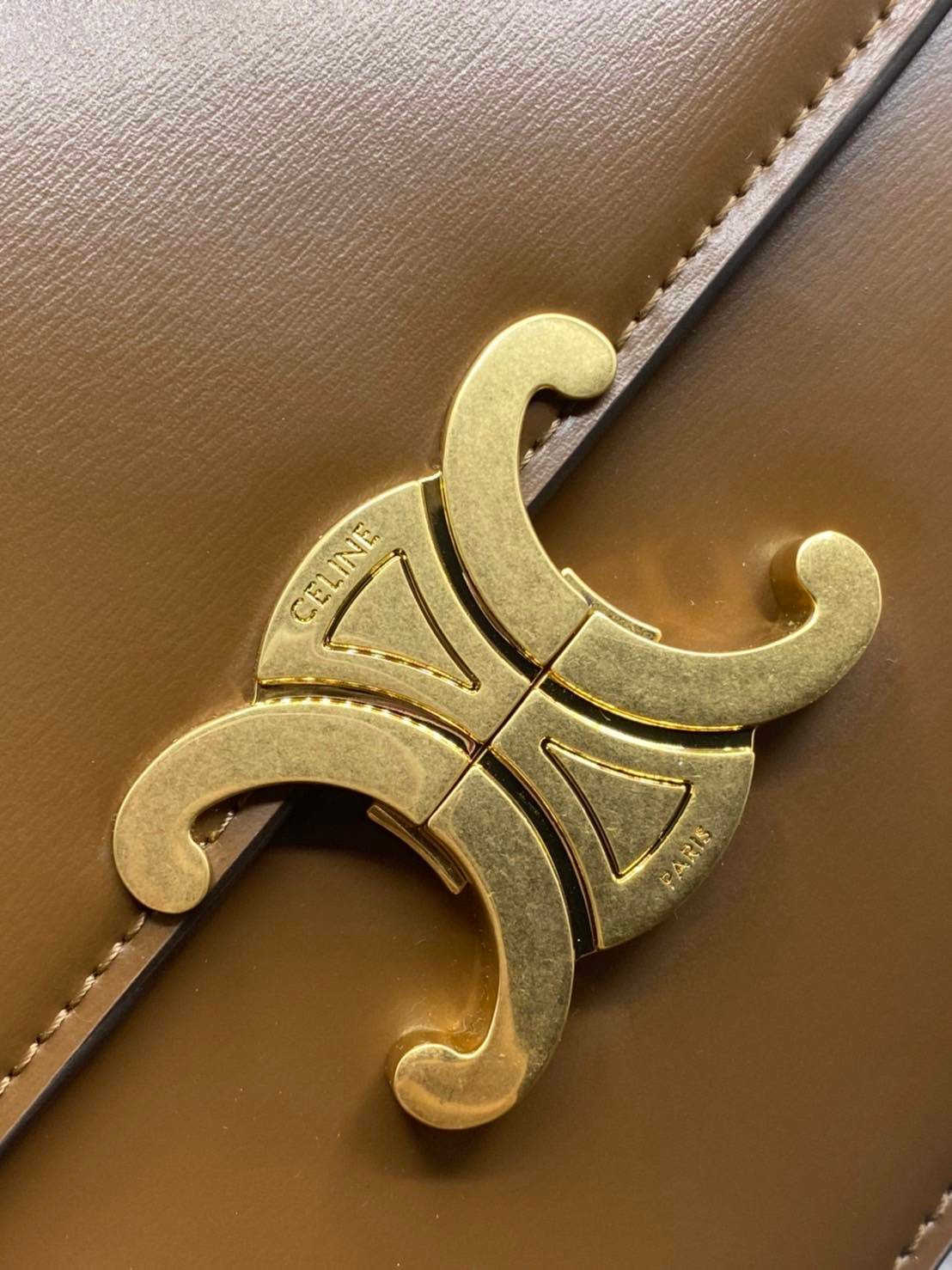 หนังแท้ CELINE TRIOMPHE CROSSBODY BAG ดีไซน์ยอดนิยมสไตล์สาว LISA ทรงสี่เหลี่ยมหนังสวยหรูอยู่ทรงเปิดปิดด้วยฝาปิดโลโก้แบรนด์อะไหล่ทอง ภายในมีช่องหลัก ช่องย่อย และช่องซิป สามารถใส่มือถือของใช้จุกจิกได้เยอะ มาพร้อมสายสะพายหนังยาวปรับระดับได้ จะสะพายไหล่ CROSS