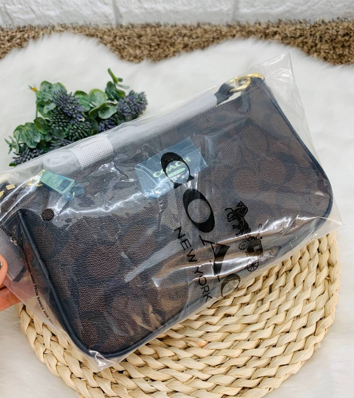 COACH HANDLE POUCH SIGNATURE BAG (รุ่นโลโก้อะไหล่ตัวเล็ก) กระเป๋าสะพาย หรือสะพายข้าง Crossbody ราคาสุดคุ้มค่ะ วัสดุ pvc อย่างดี ลาย C เปิดปิดกระเป๋าแบบซิป ภายในสามารถใส่กระเป๋าสตางค์ใบยาวขนาดปกติได้ ของอื่นๆจุค่ะ มีช่องเล็กใส่ของจุกจิก สายยาวถอดออกได้เลื่